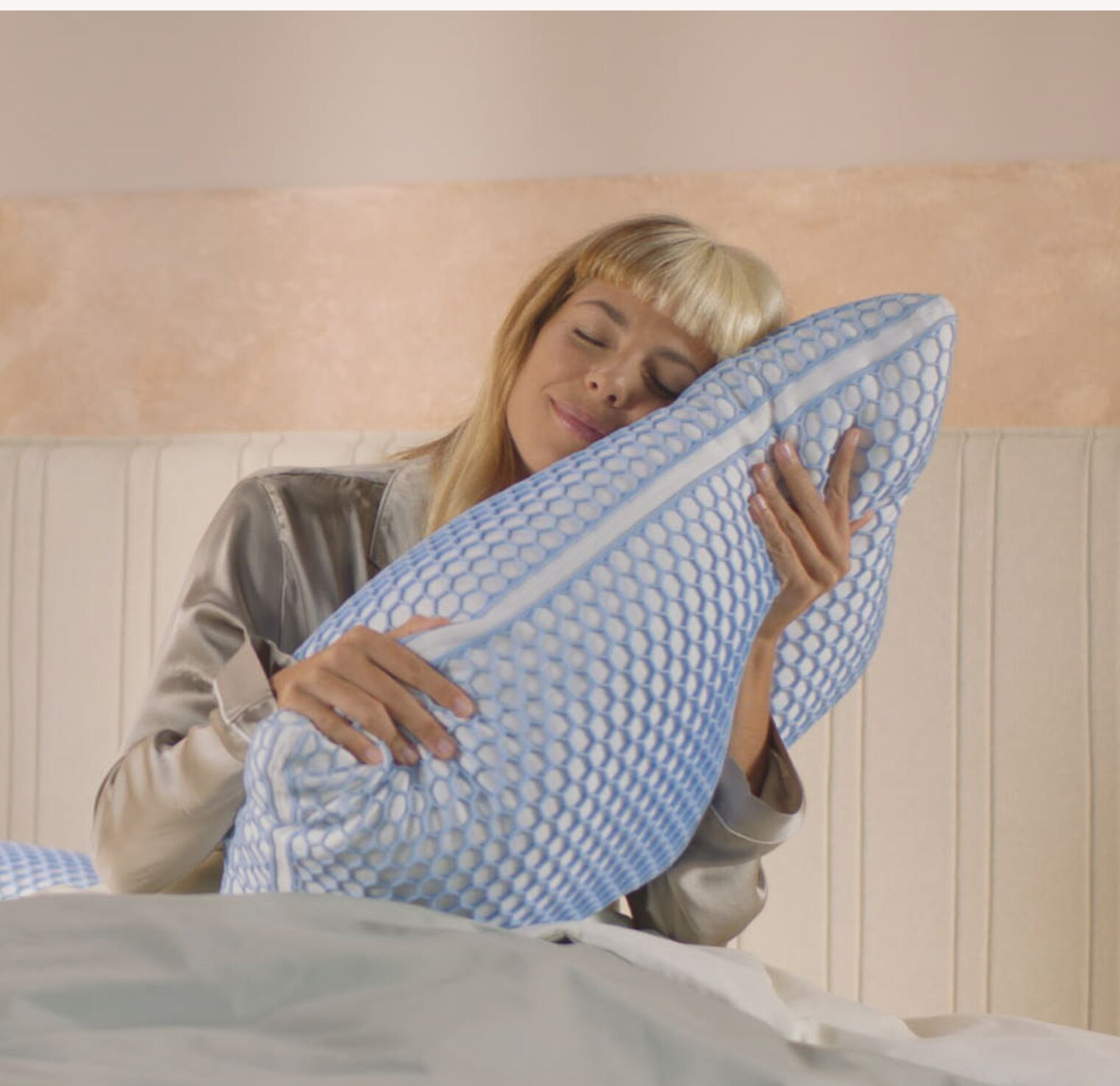 Moça abraçando o Travesseiro Air Emma