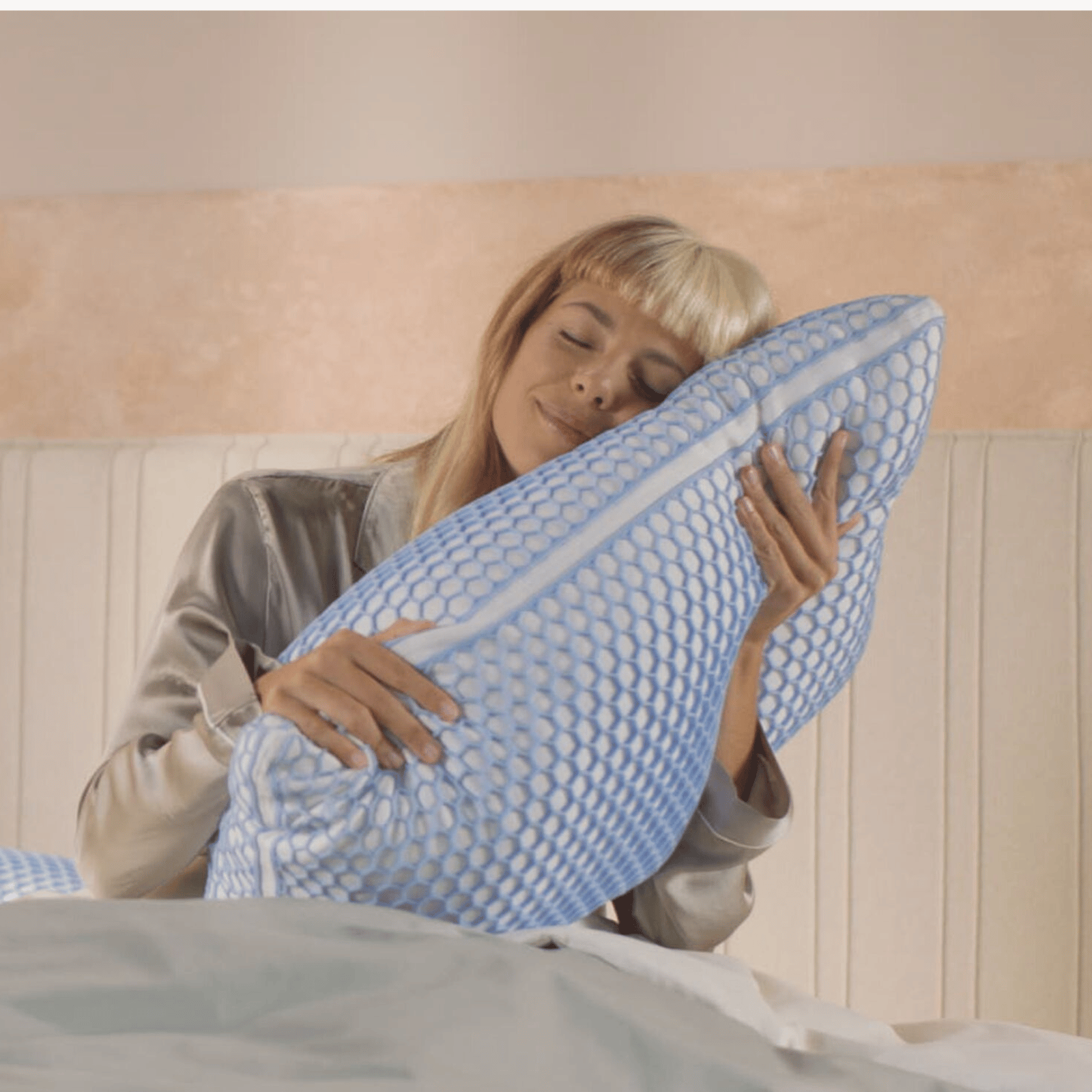 Moça abraçando o Travesseiro Air Emma