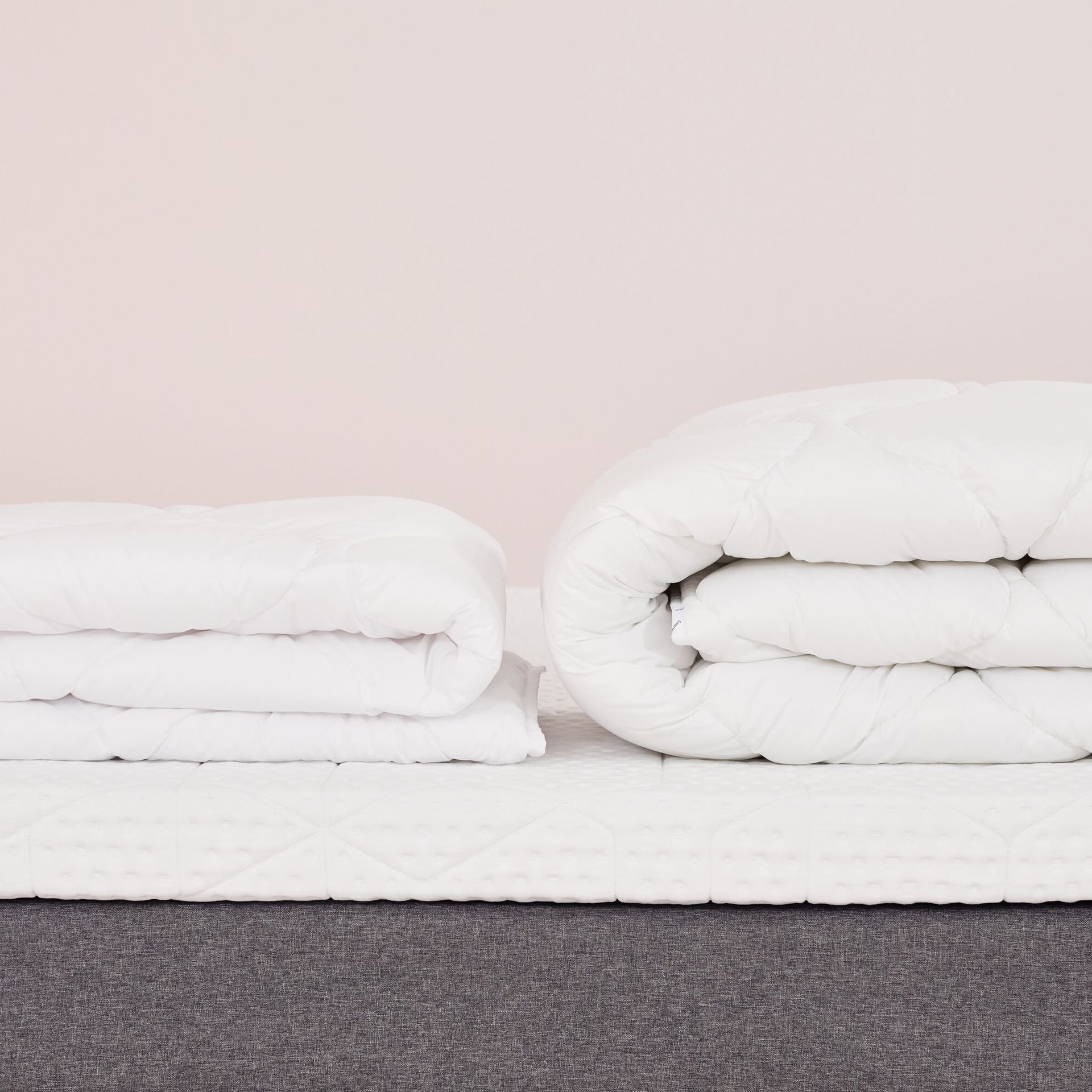 Imagem de um Edredon Emma Primavera e Outono dobrado na direito, e um Edredon Emma Verão dobrado á esquerda