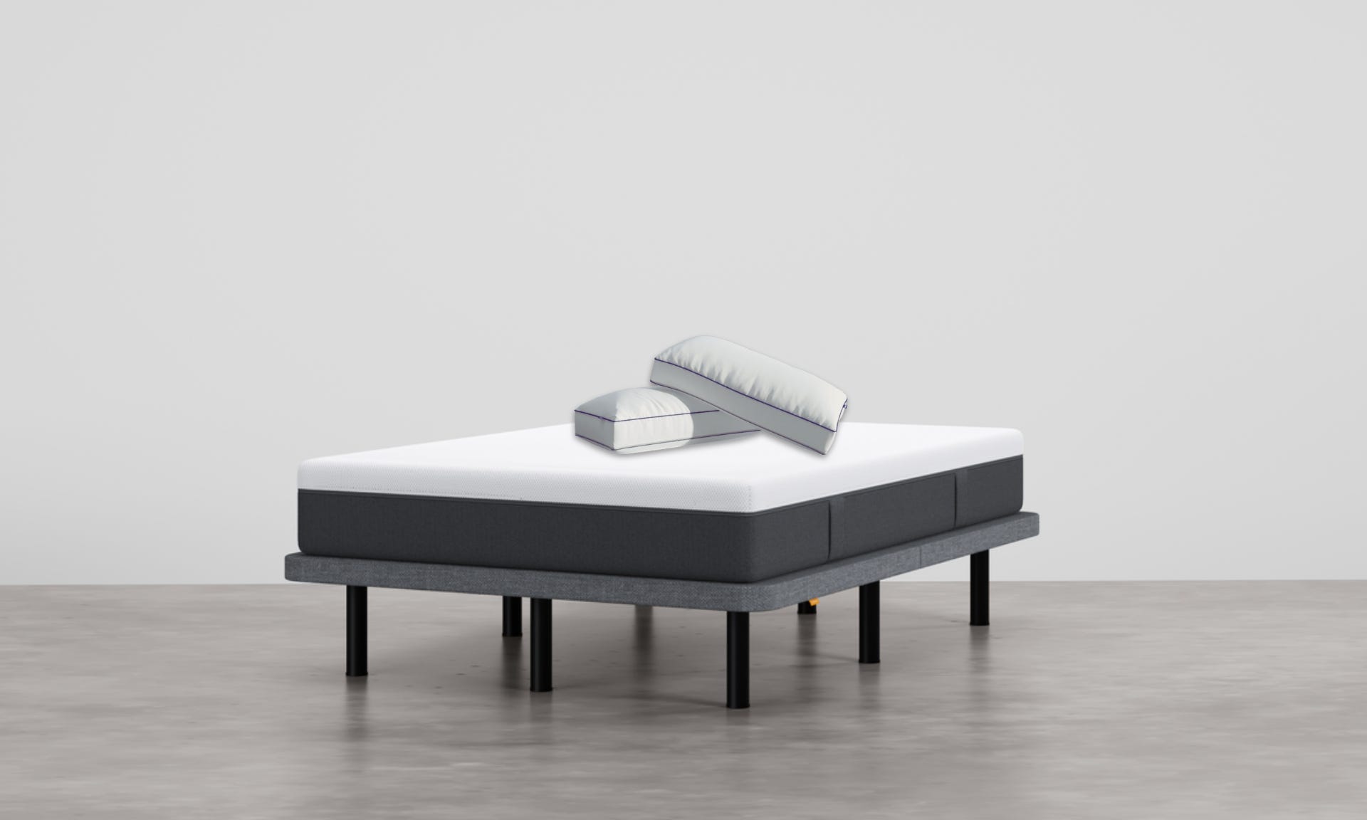 base de cama con colchon y almohadas en fondo blanco
