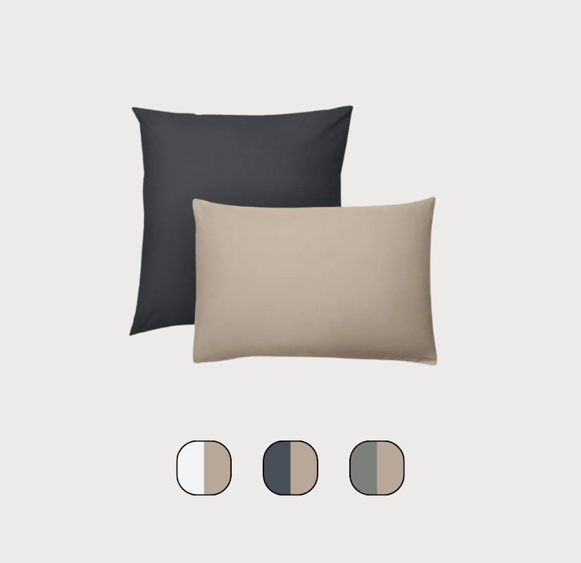 Deux oreillers avec leurs taies et échantillon de couleurs.