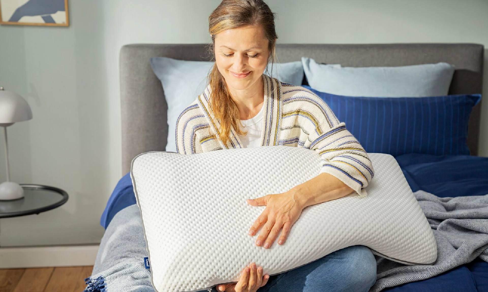 model_carry_a_pillow