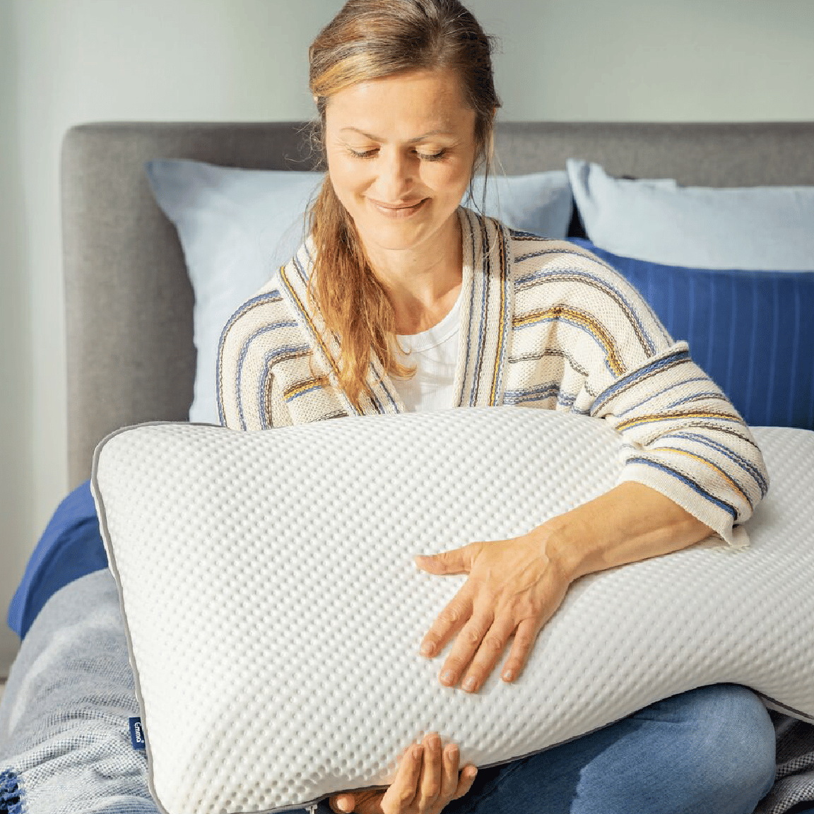model_carry_a_pillow