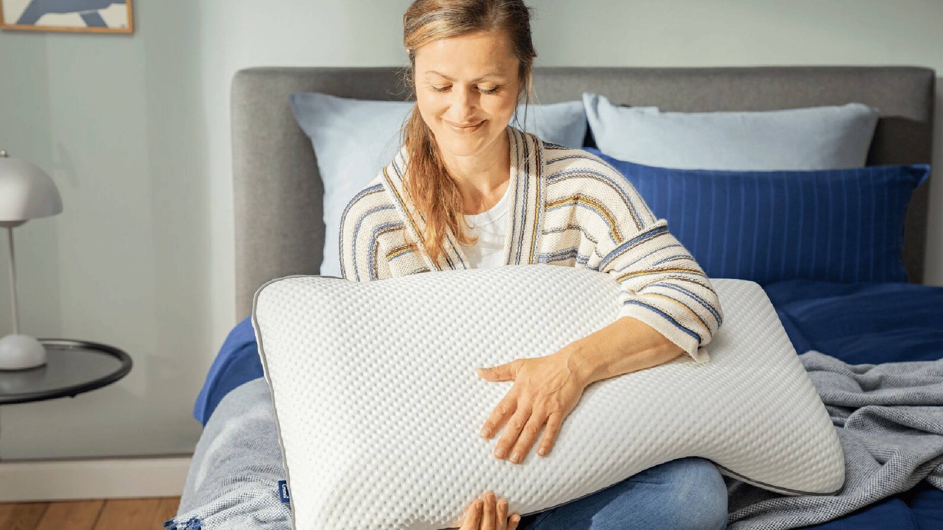 model_carry_a_pillow