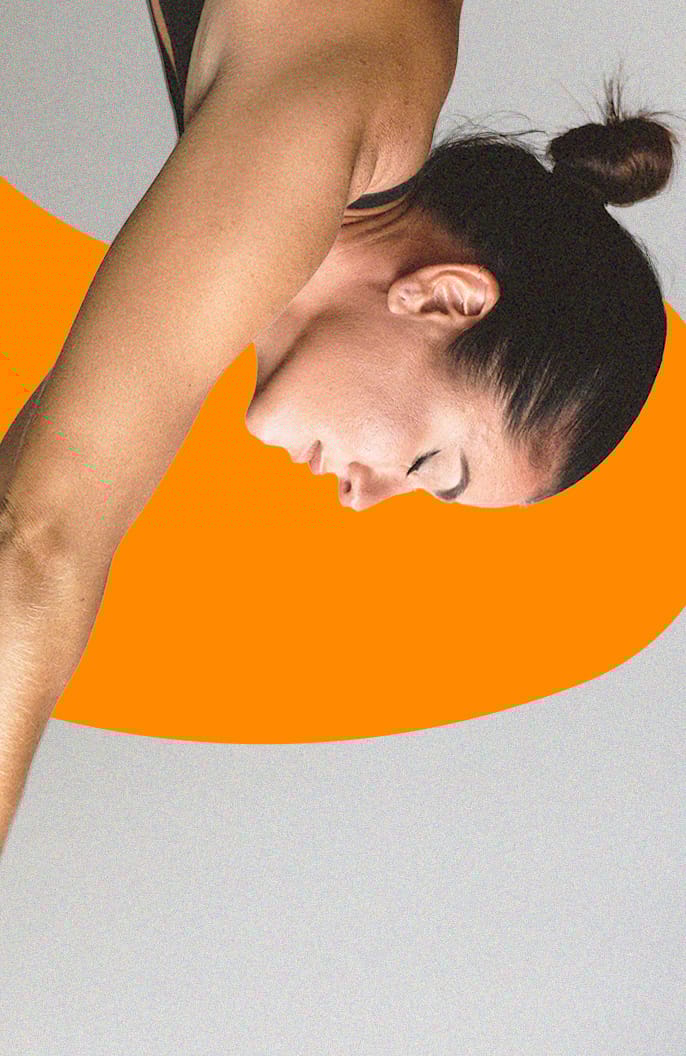 Frau in schwarzem Sporttop beim Rückwärtsstrecken vor orangem Hintergrund.