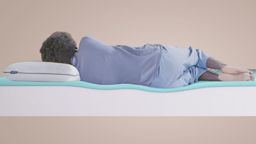 Persona sdraiata con allineamento spinale buono