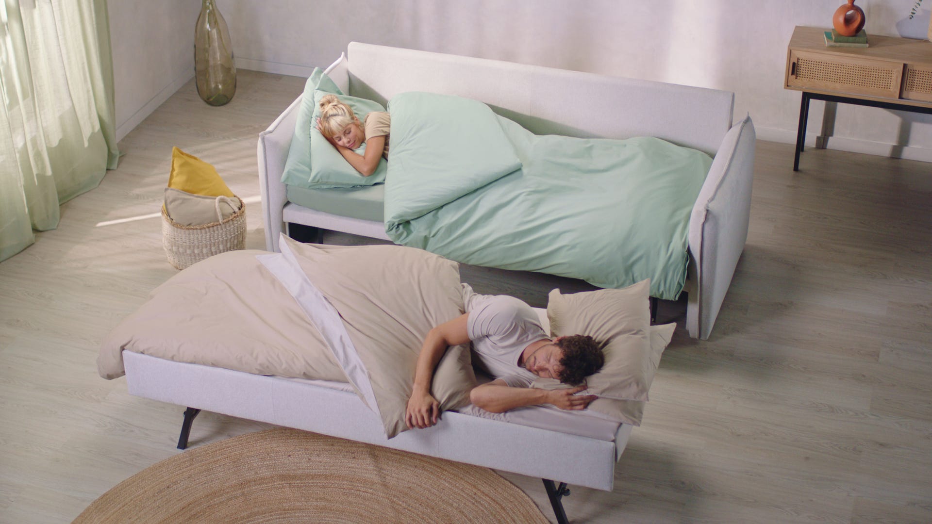 sofa cama convertible en 2 camas individuales donde duerme comodamente una mujer y un hombre