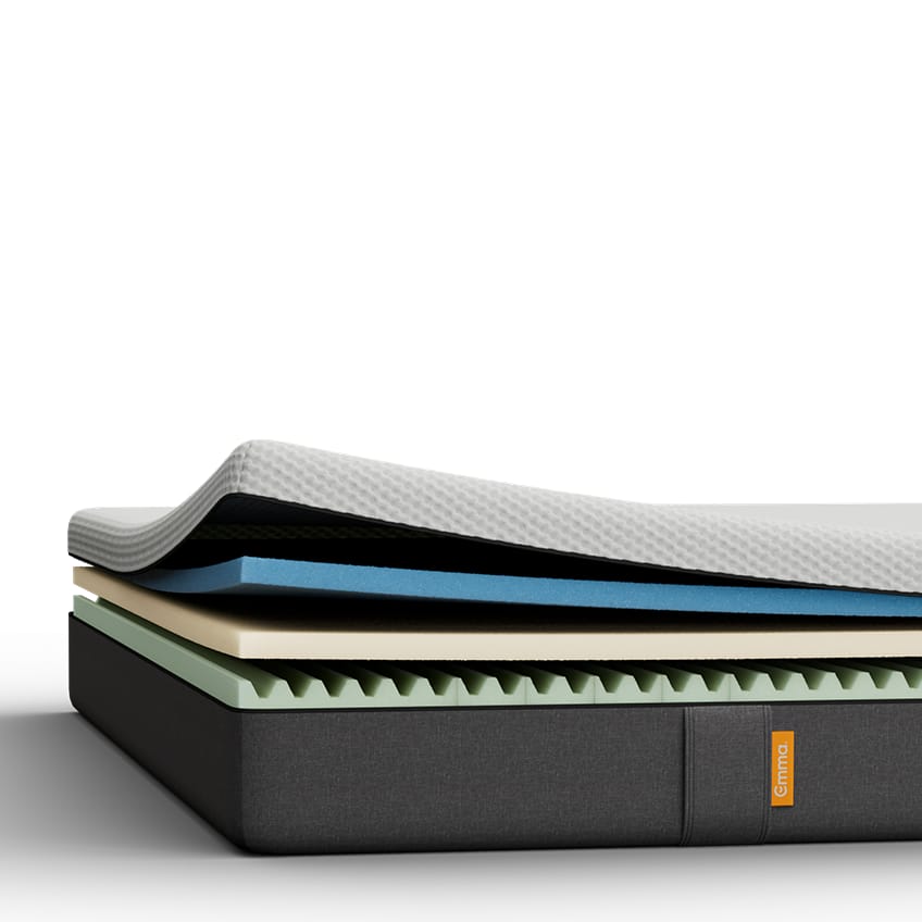 Colchão Emma branco apresentado sobre um fundo neutro.