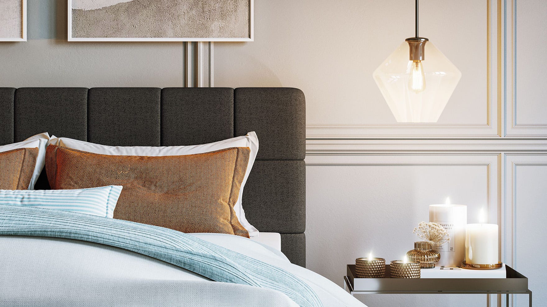 Boxspringbett mit grauem Kopfteil, Kissen und Decke, daneben Nachttisch mit Kerzen.