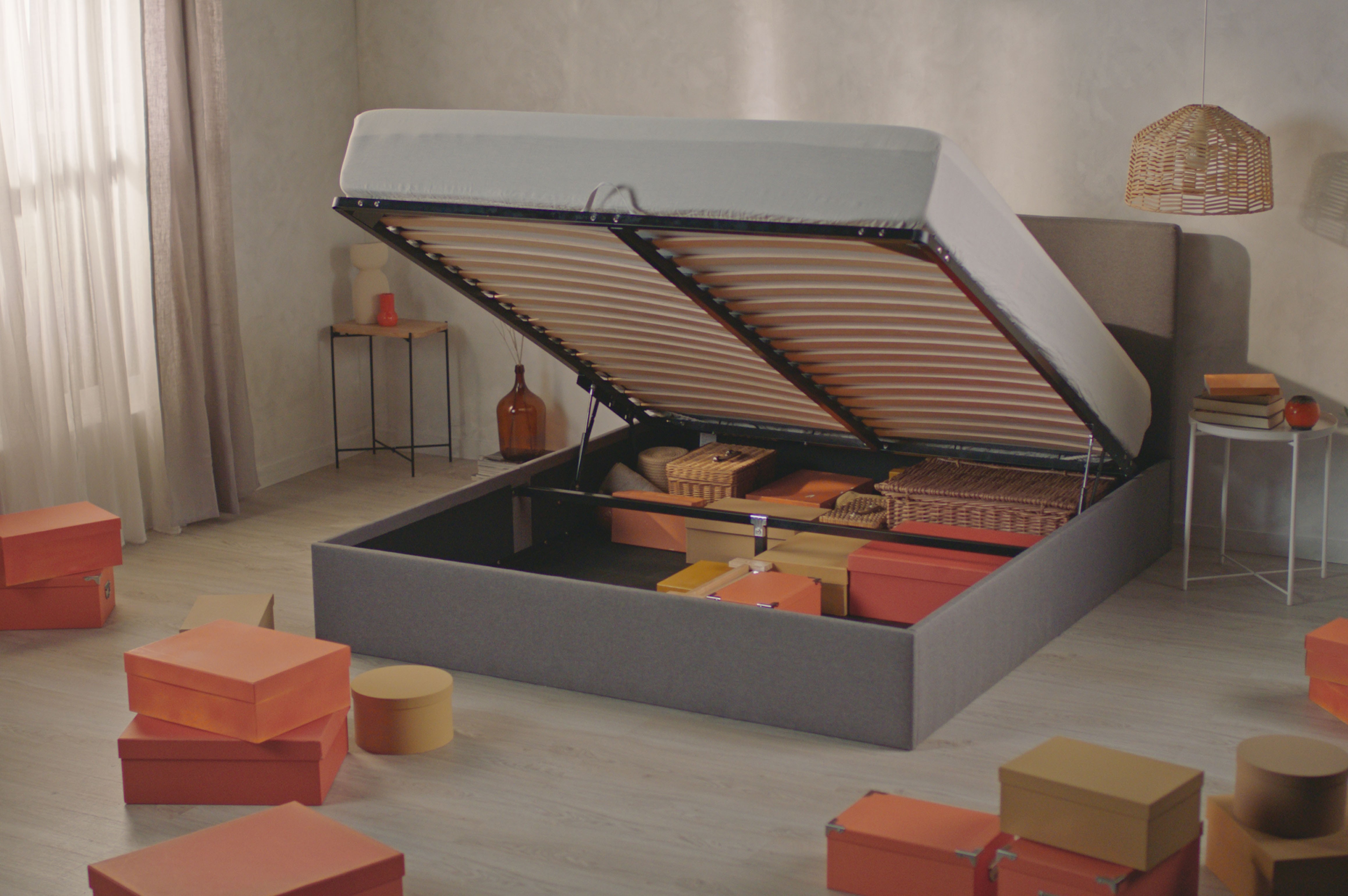 chambre décorée mettant en valeur le lit avec matelas