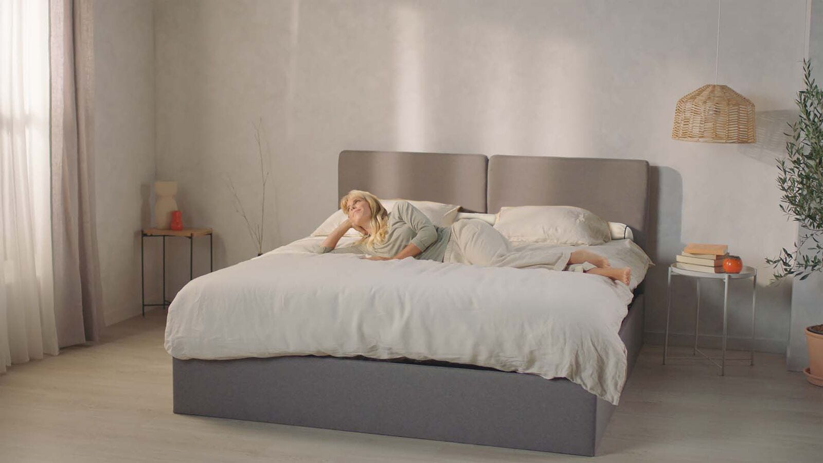 Traversin Woman in Bed.png