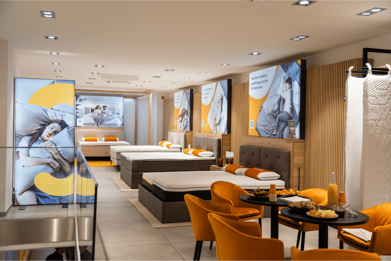 Innenansicht des Emma Stores mit ausgestellten Matratzen und Sitzbereich.