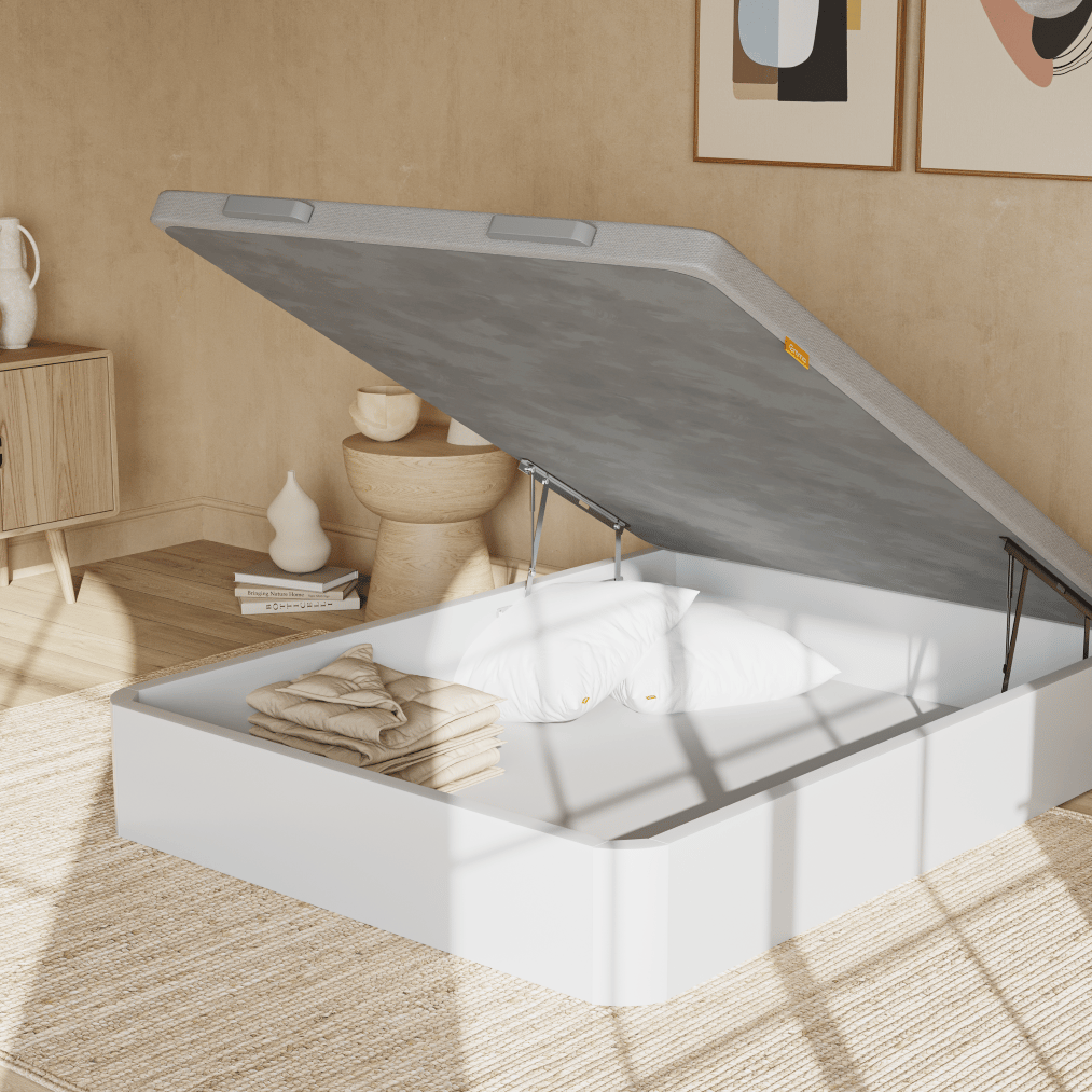 Imagem de uma cama Emma Sommier com arrumação, em branco, aberto de forma a poder demonstrar o espaço para arrumação dentro da cama