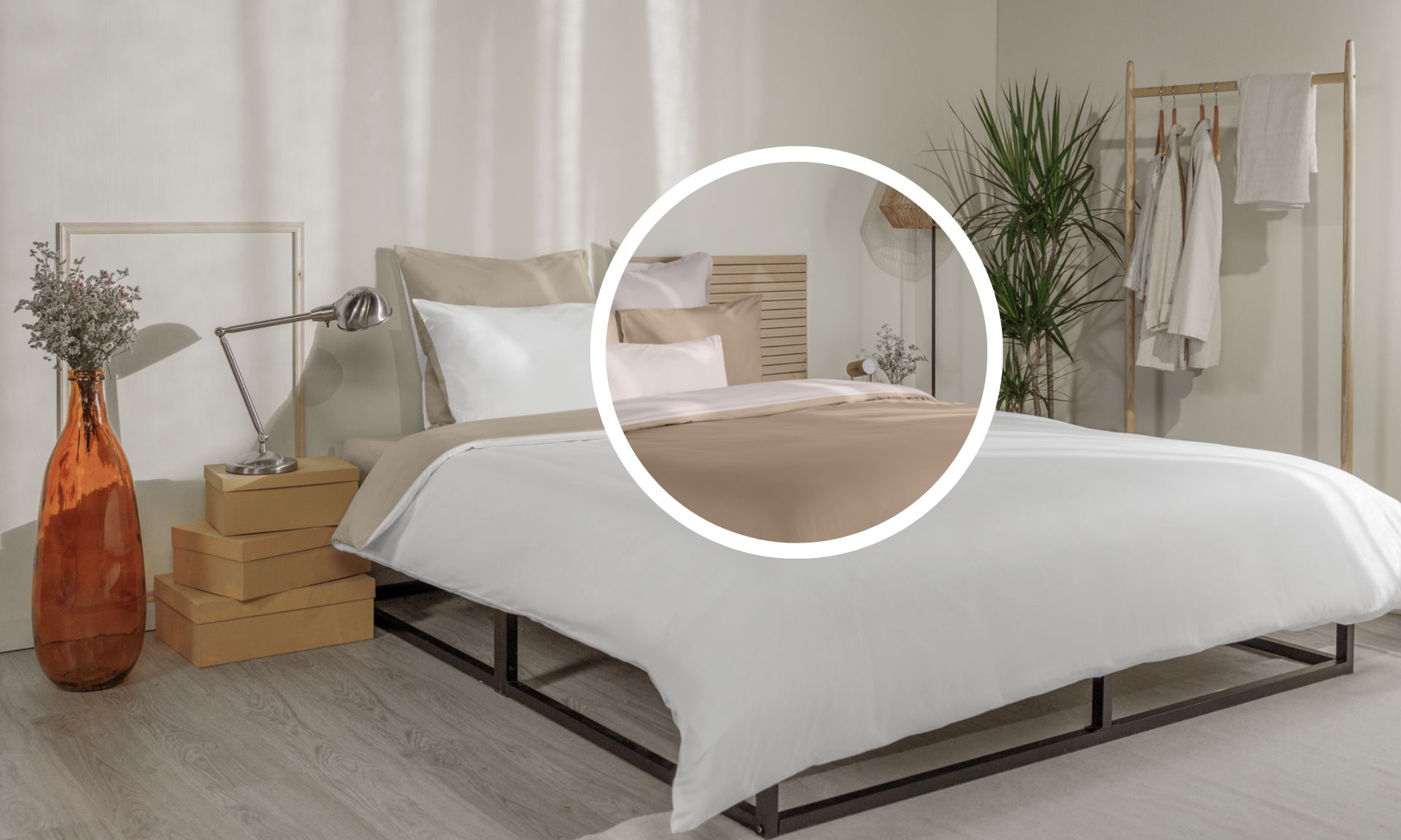 Letto ordinato con biancheria bianca e beige, testiera in legno e decorazioni su entrambi i lati.