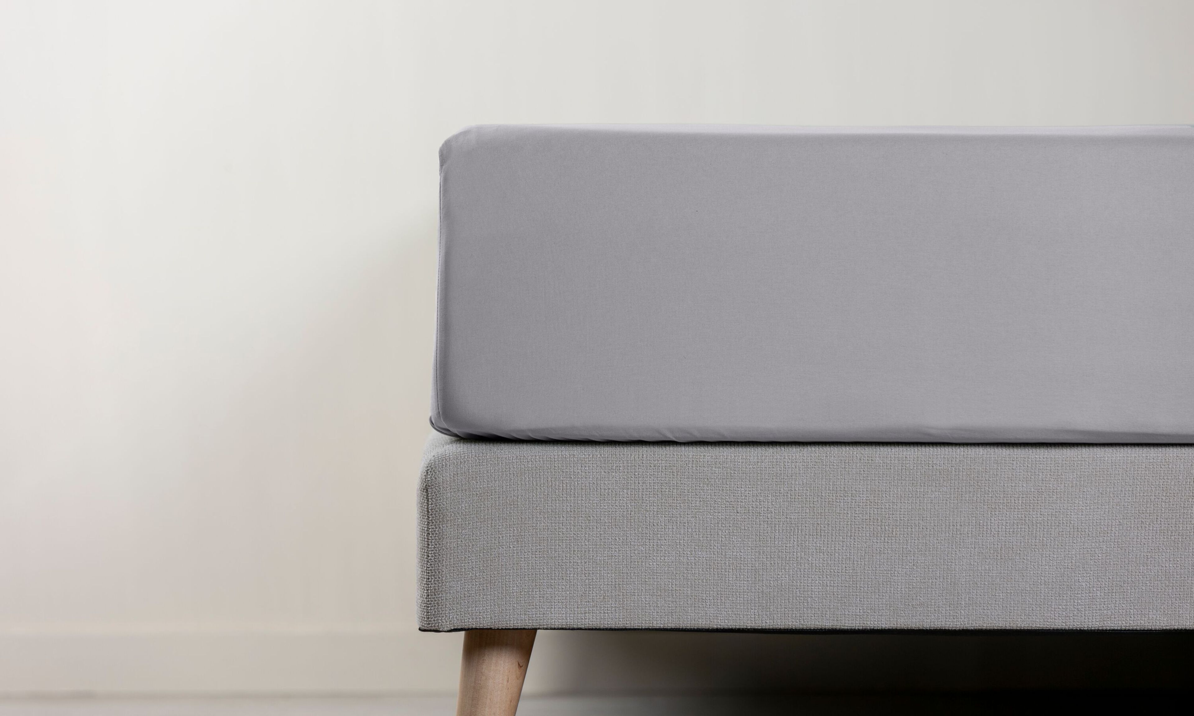 Dettaglio di lenzuolo con angoli grigio