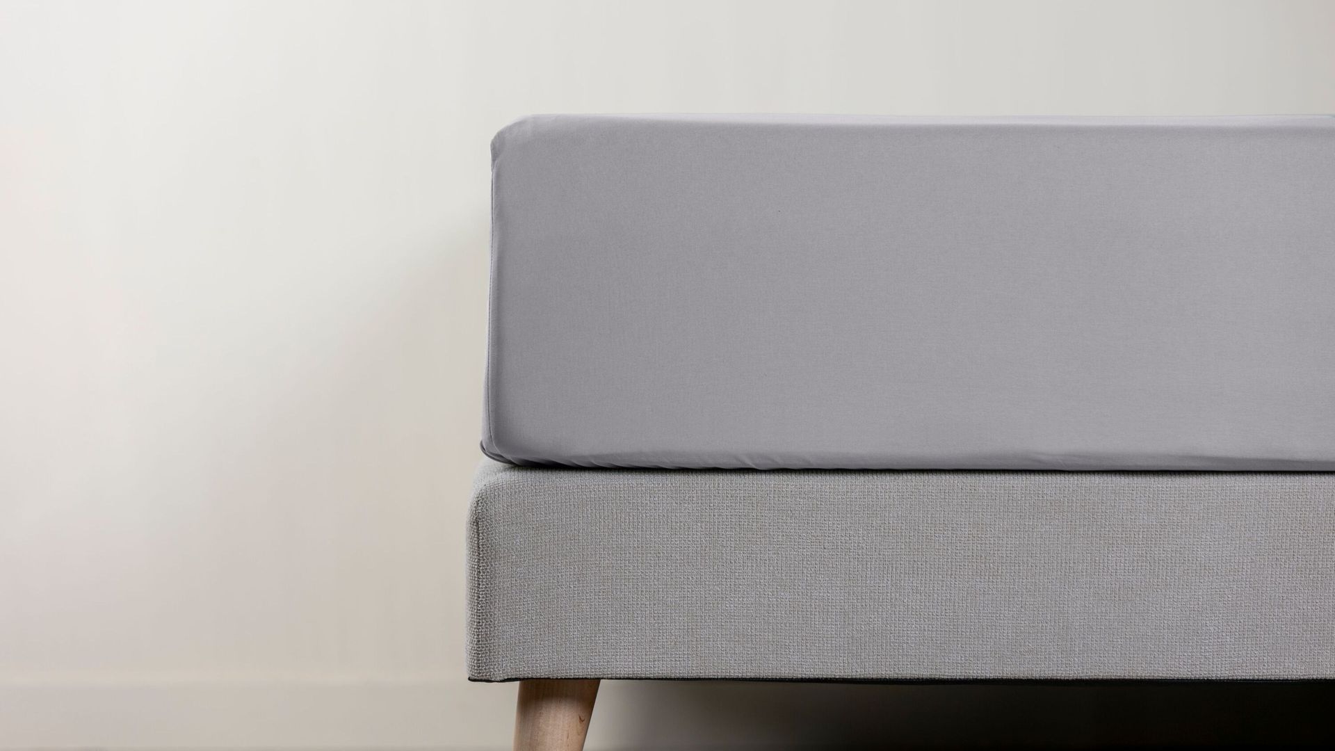 Dettaglio di lenzuolo con angoli grigio