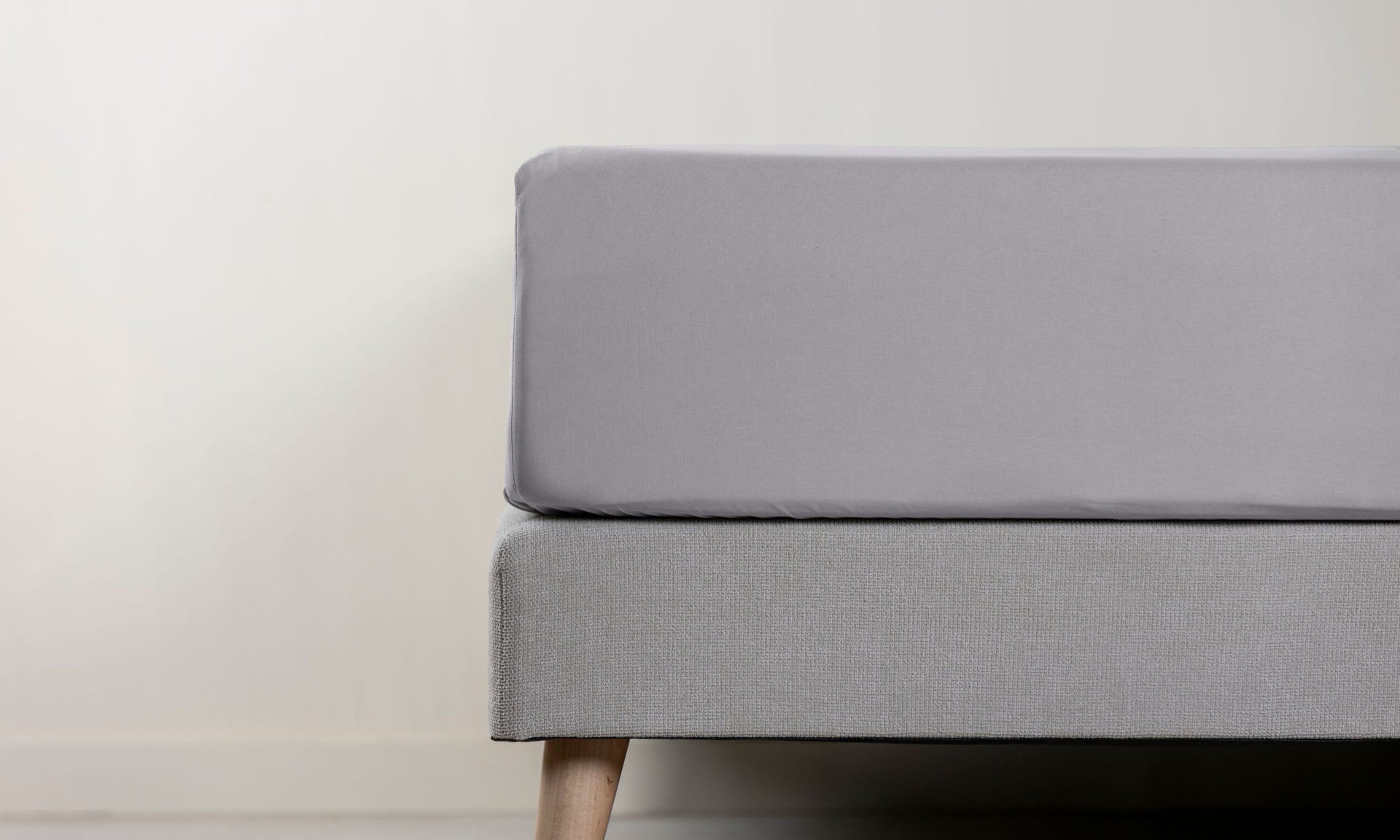 Dettaglio di lenzuolo con angoli grigio