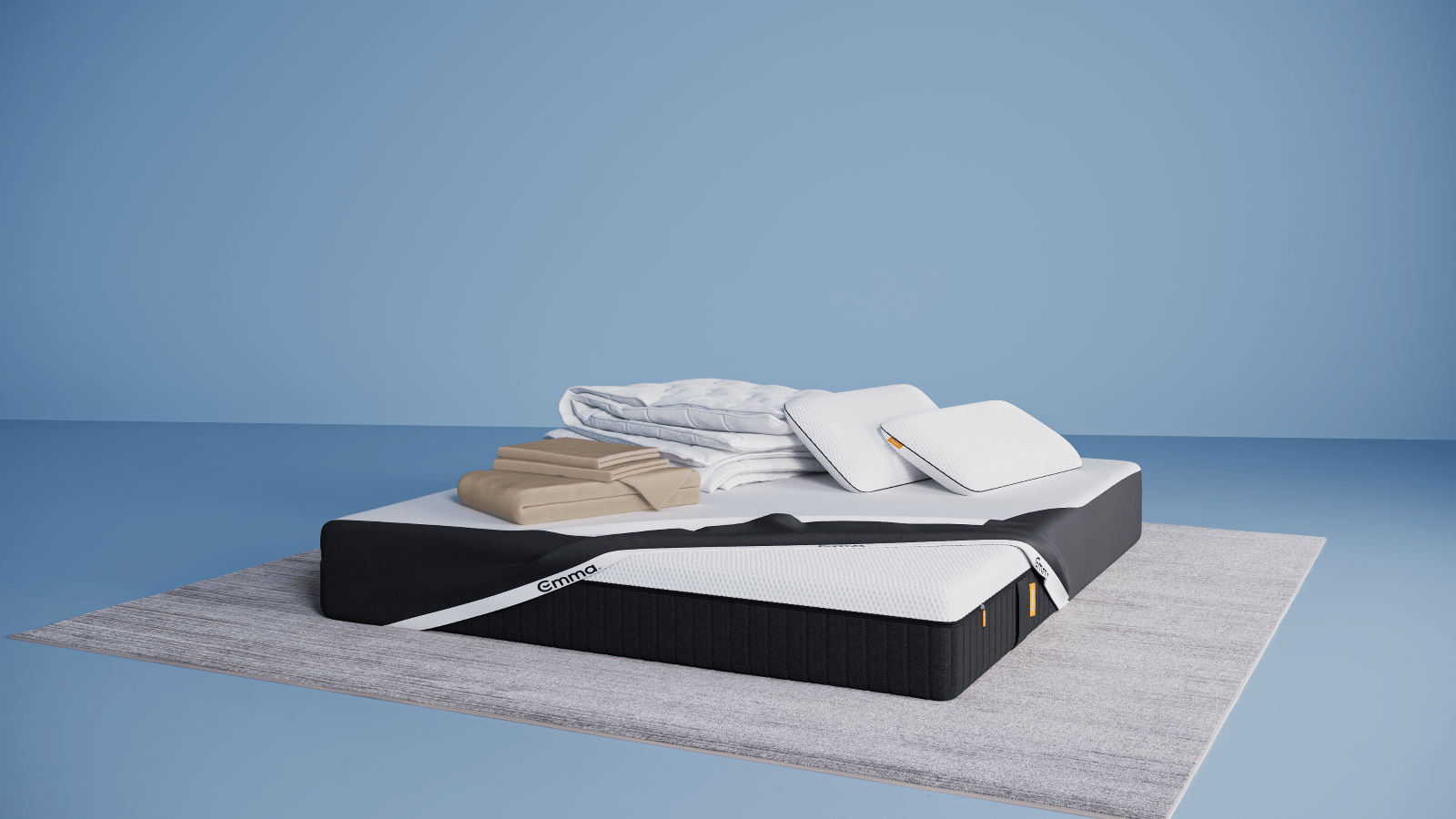 Ensemble de literie présenté dans une chambre moderne : matelas Hybride II ou Hybride Premium II avec base noire et surface blanche, partiellement recouvert d’un plaid gris foncé. Sur le matelas, deux oreillers Nuage Elite 40x70 cm bleus, une couette Nuage Tempérée blanche pliée, un protège-matelas, et une parure de lit en satin de coton blanc comprenant une housse de couette et des taies d’oreillers. Le tout est posé sur un tapis clair, avec une table d’appoint noire à pieds en bois et une décoration minimaliste.