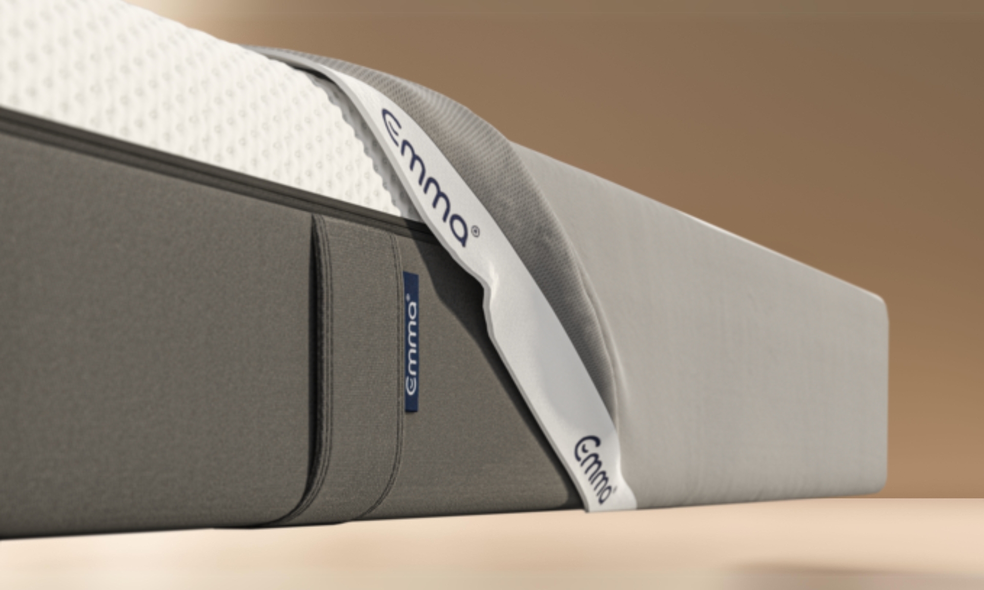 colchón con protector puesto de cerca sobre fondo amarillo