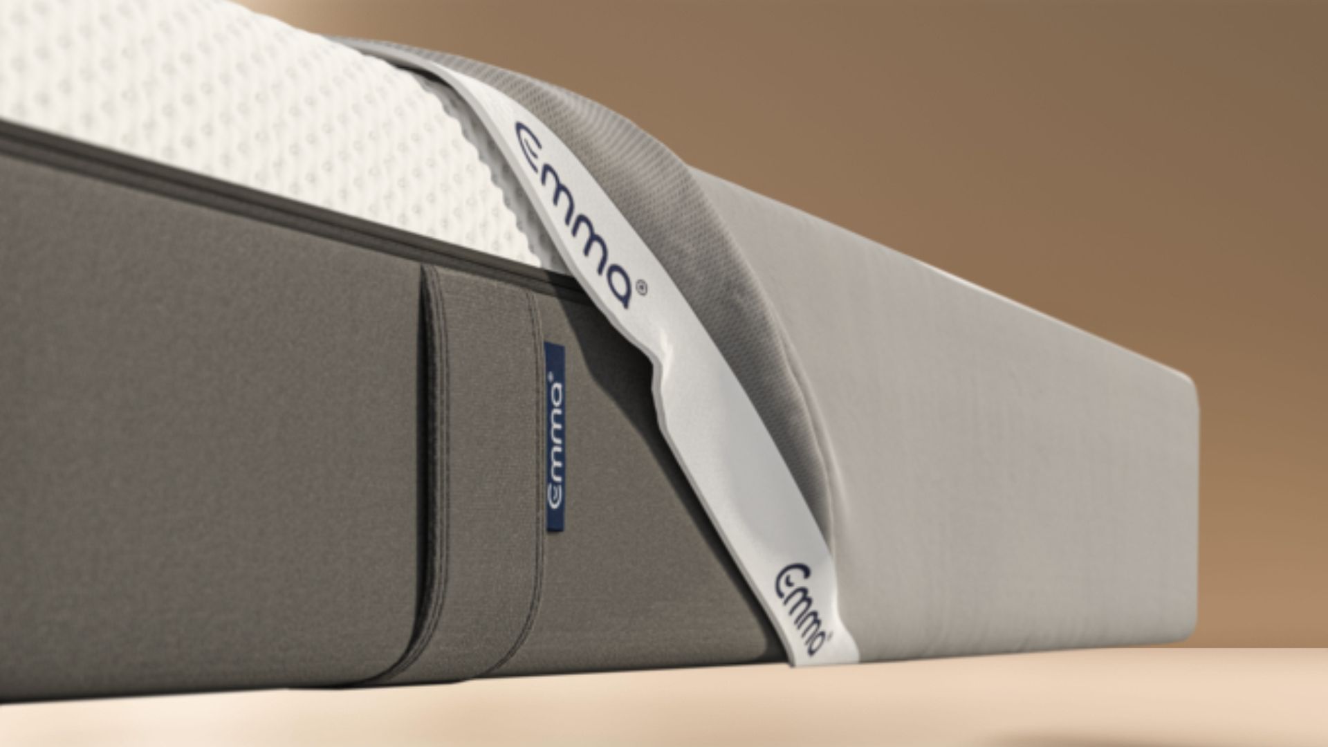 colchón con protector puesto de cerca sobre fondo amarillo