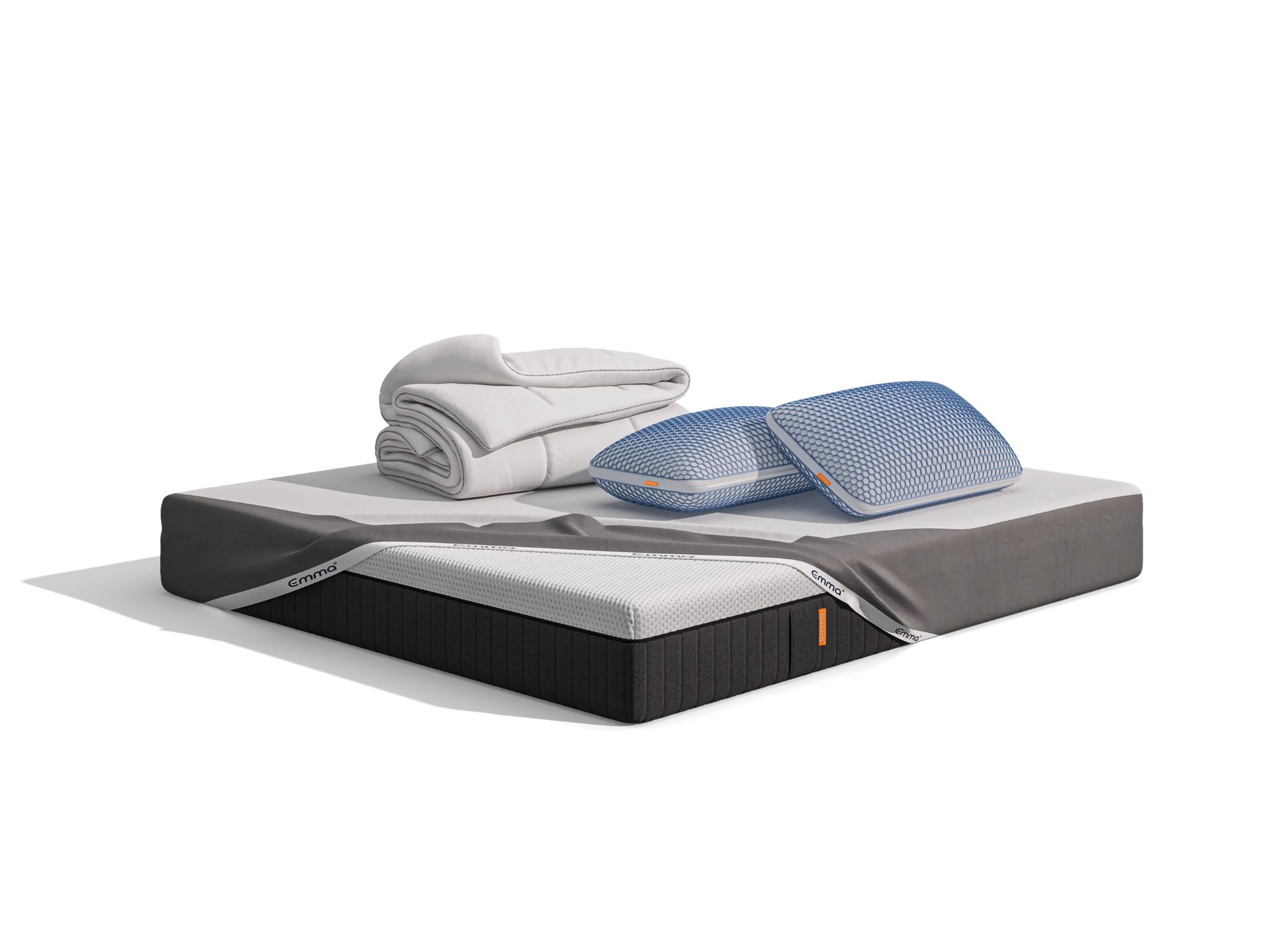 Uma imagem do pack Essenciais, que inclui um colchão Emma Hybrid , almofadas Emma Zero Gravity, um edredon 4 estações, e uma capa protetora