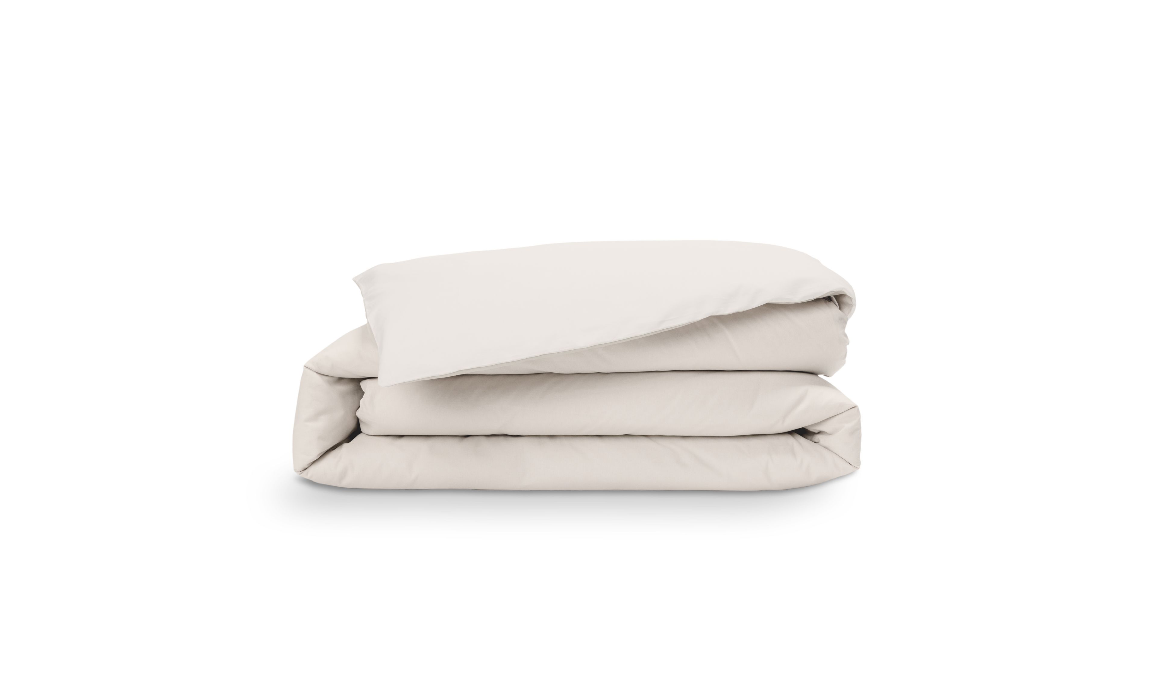 Copripiumino piegato beige su sfondo bianco