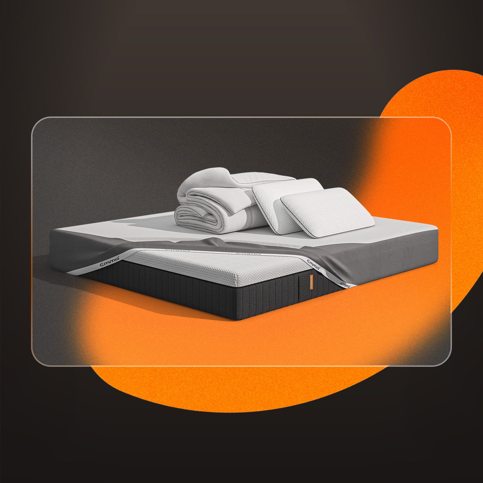 Uma imagem do pack Premium e Edredon, que inclui um colchão Emma Hybrid Premium, almofadas Emma Premium, um edredon 4 Estações, e uma capa protetora