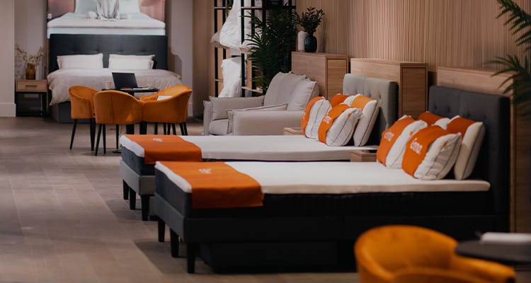 Vue de la vitrine du magasin, présentant un matelas avec des oreillers.