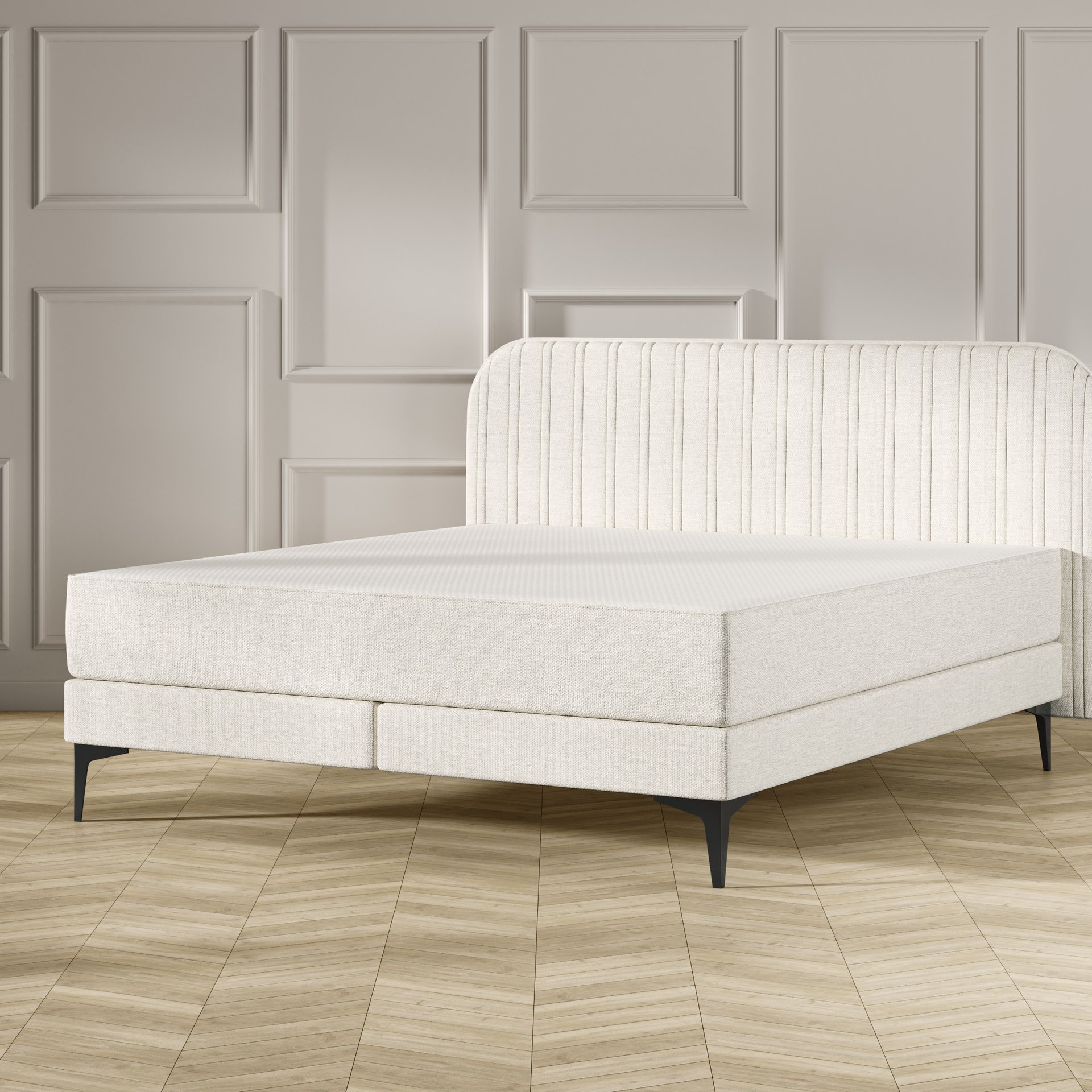 Emma Original Elite Boxspring bed in beige, met gestreept hoofdbord en metalen pootjes, geplaatst in een stijlvolle slaapkamer met houten vloer.
