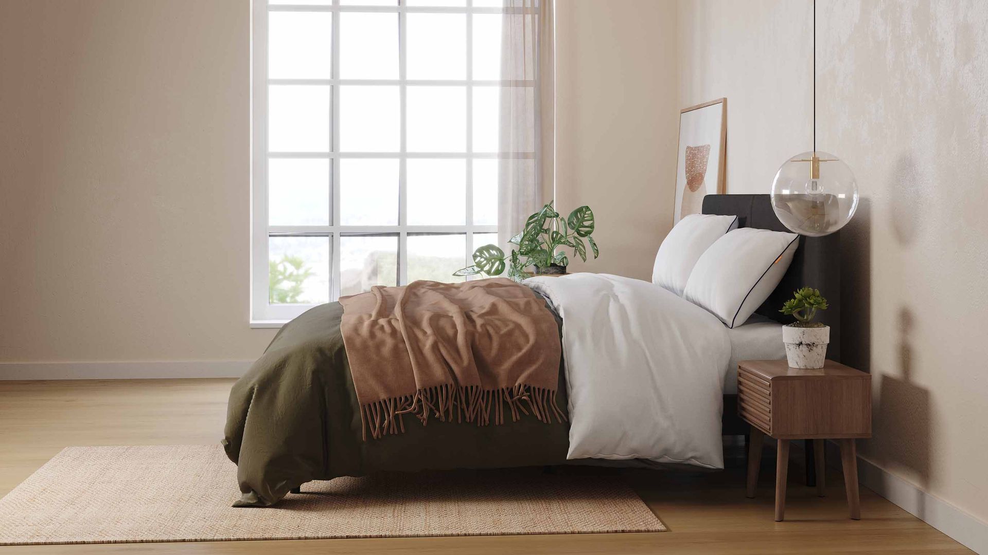 Camera minimal con letto, cuscini, coperta marrone e finestra ampia