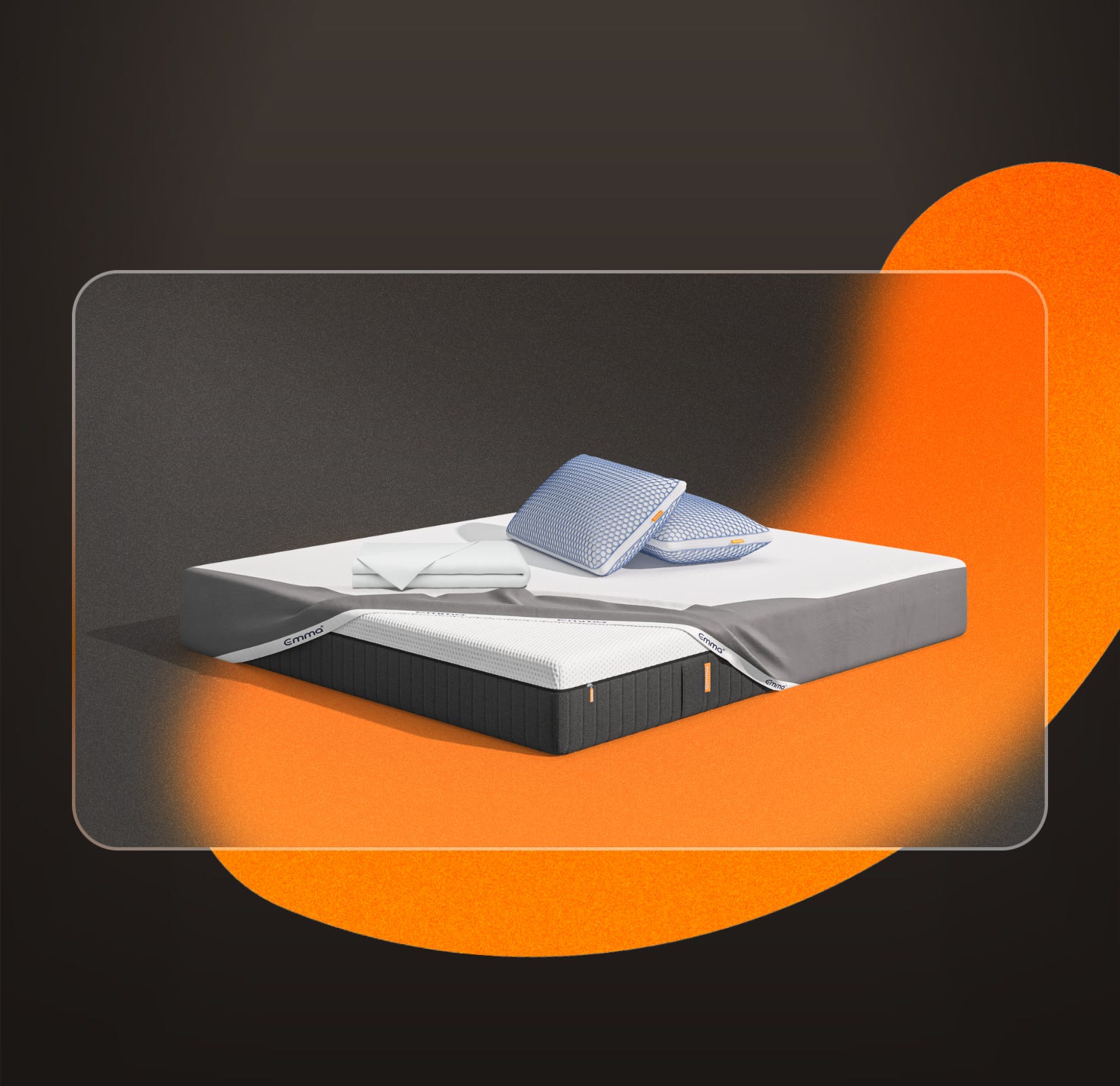 Uma imagem do pack Cooling Sleep Plus, que inclui um colchão Emma Hybrid Premium, almofadas Zero Gravity, roupa de cama, e uma capa protetora