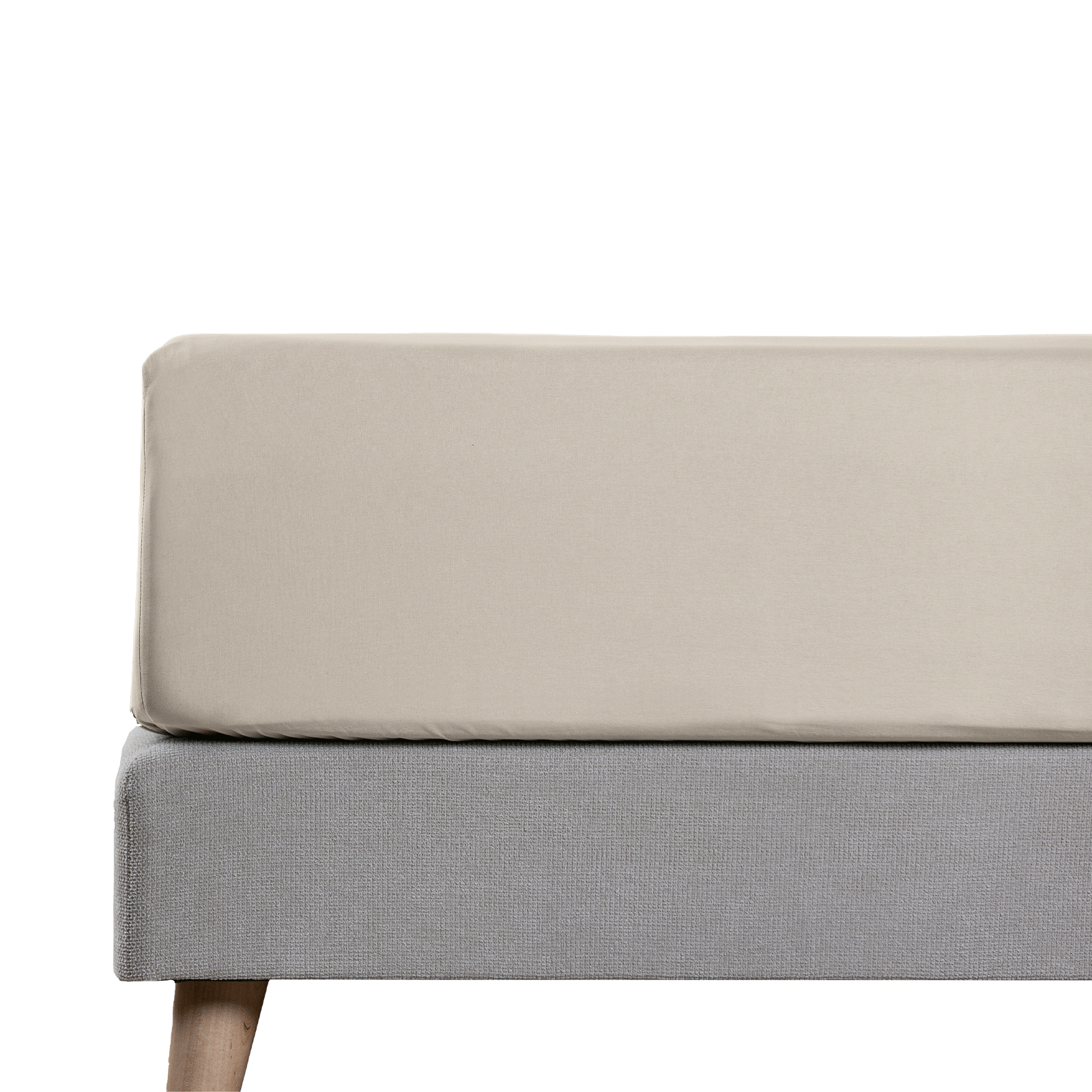 Angolo di materasso con lenzuolo beige, base grigia e gambe in legno.