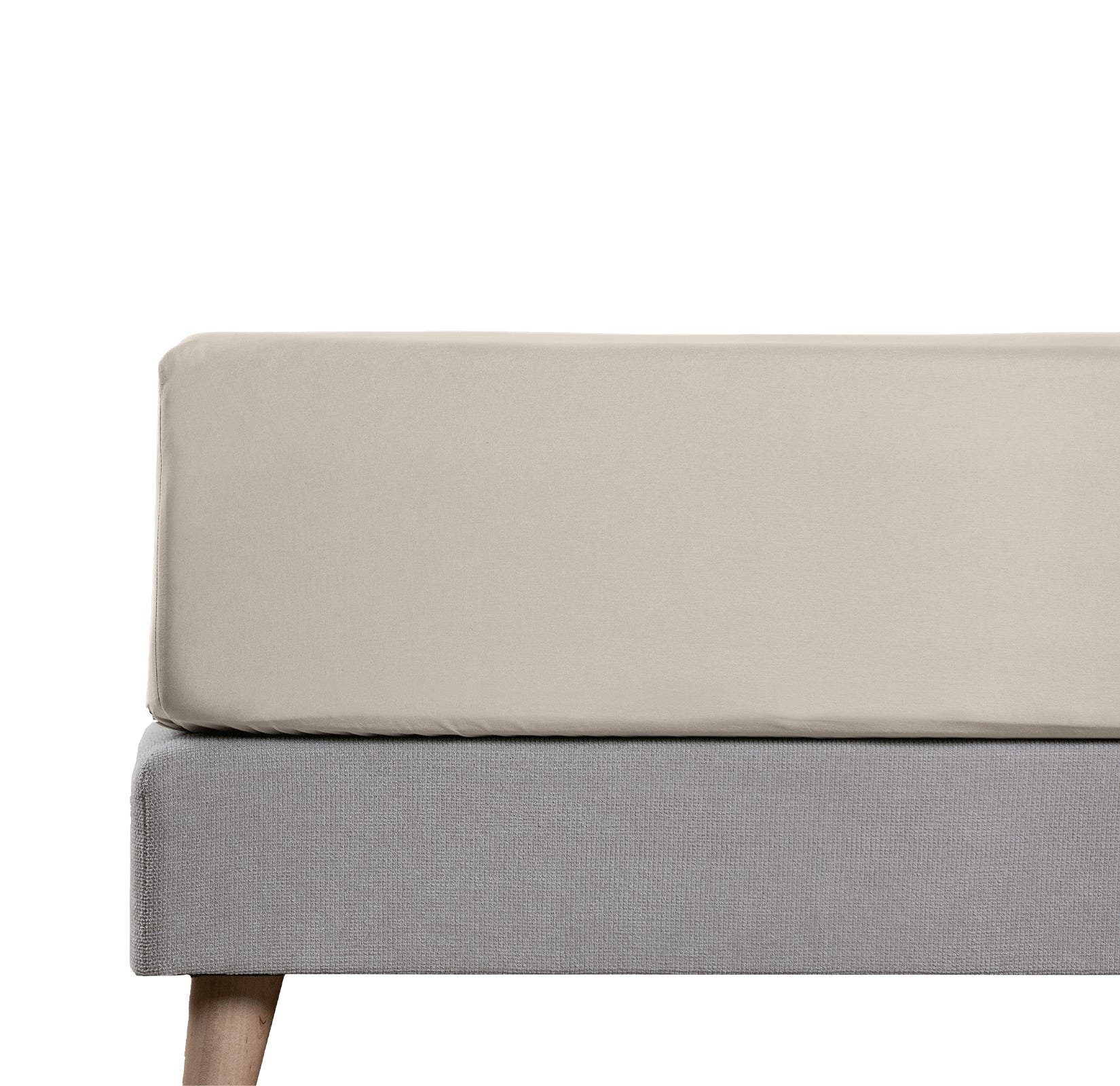 Angolo di materasso con lenzuolo beige, base grigia e gambe in legno.