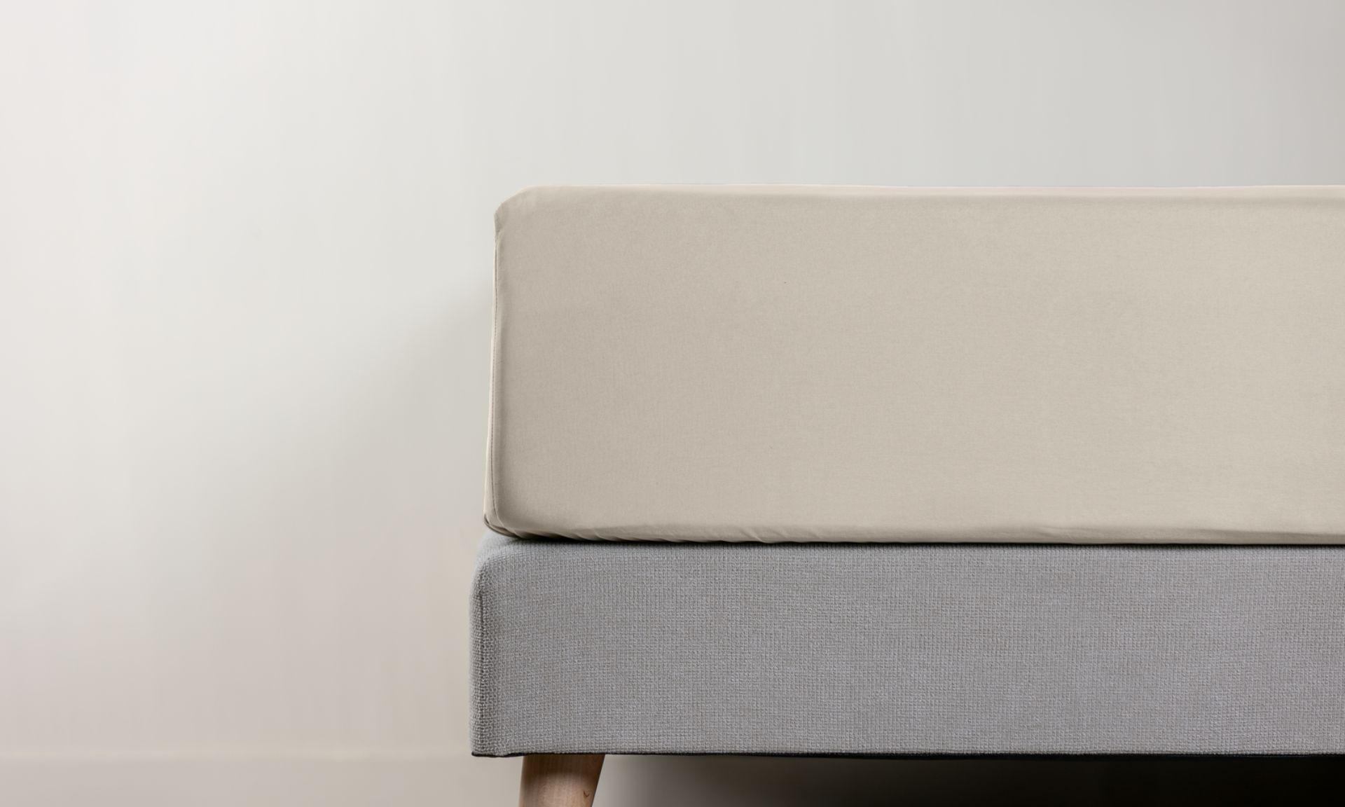 Dettaglio di lenzuolo con angoli beige