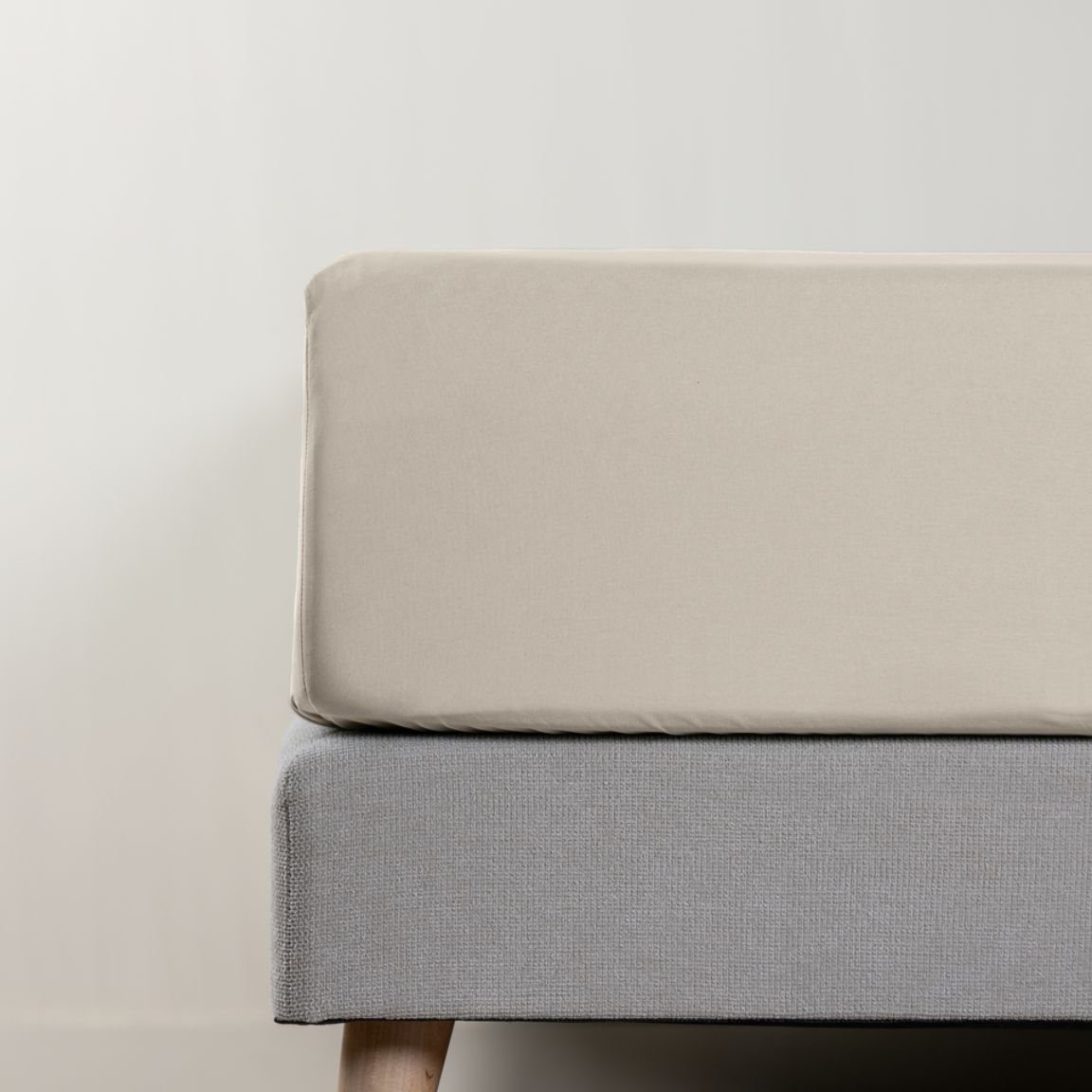 Dettaglio di lenzuolo con angoli beige
