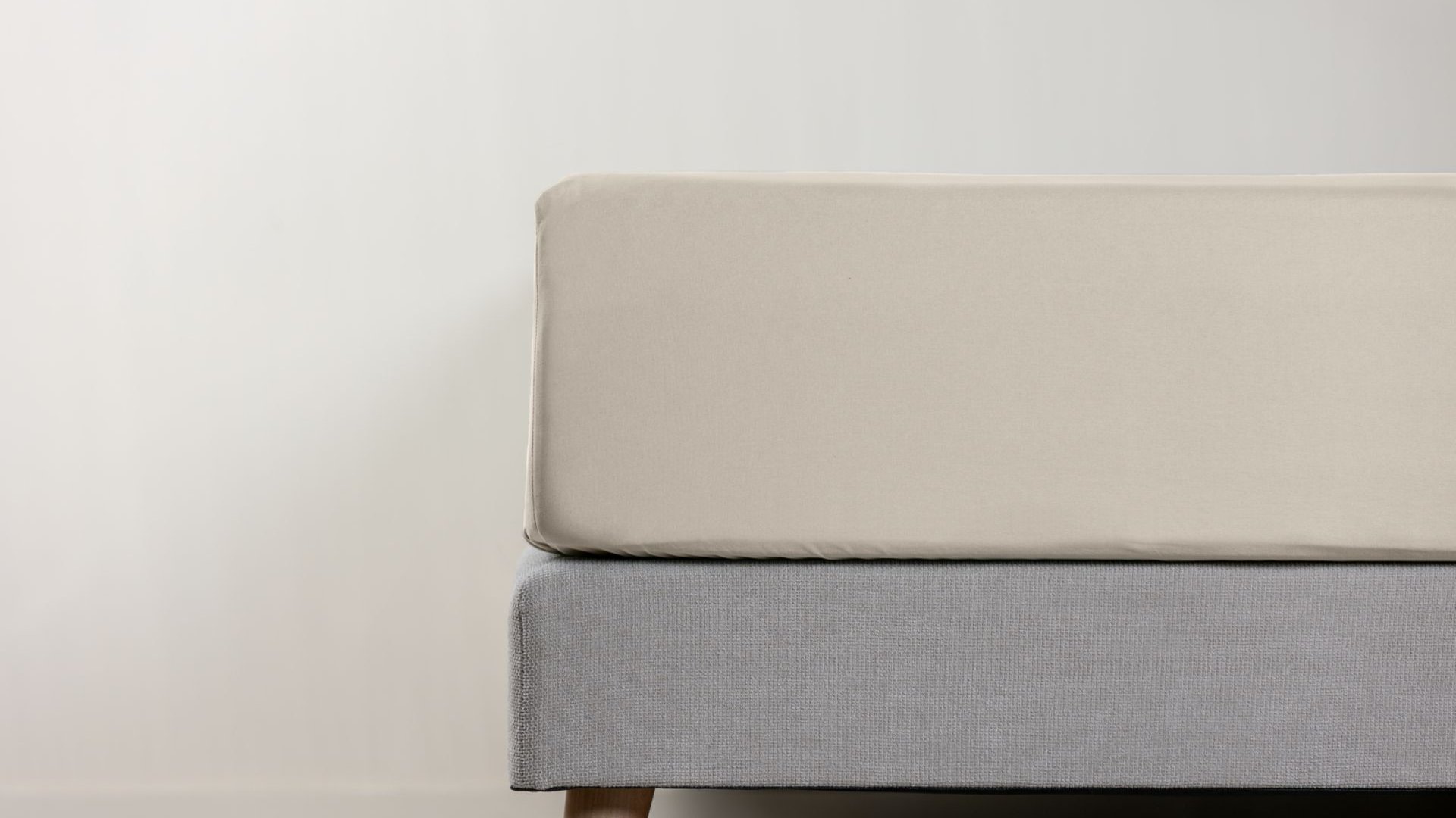Dettaglio di lenzuolo con angoli beige