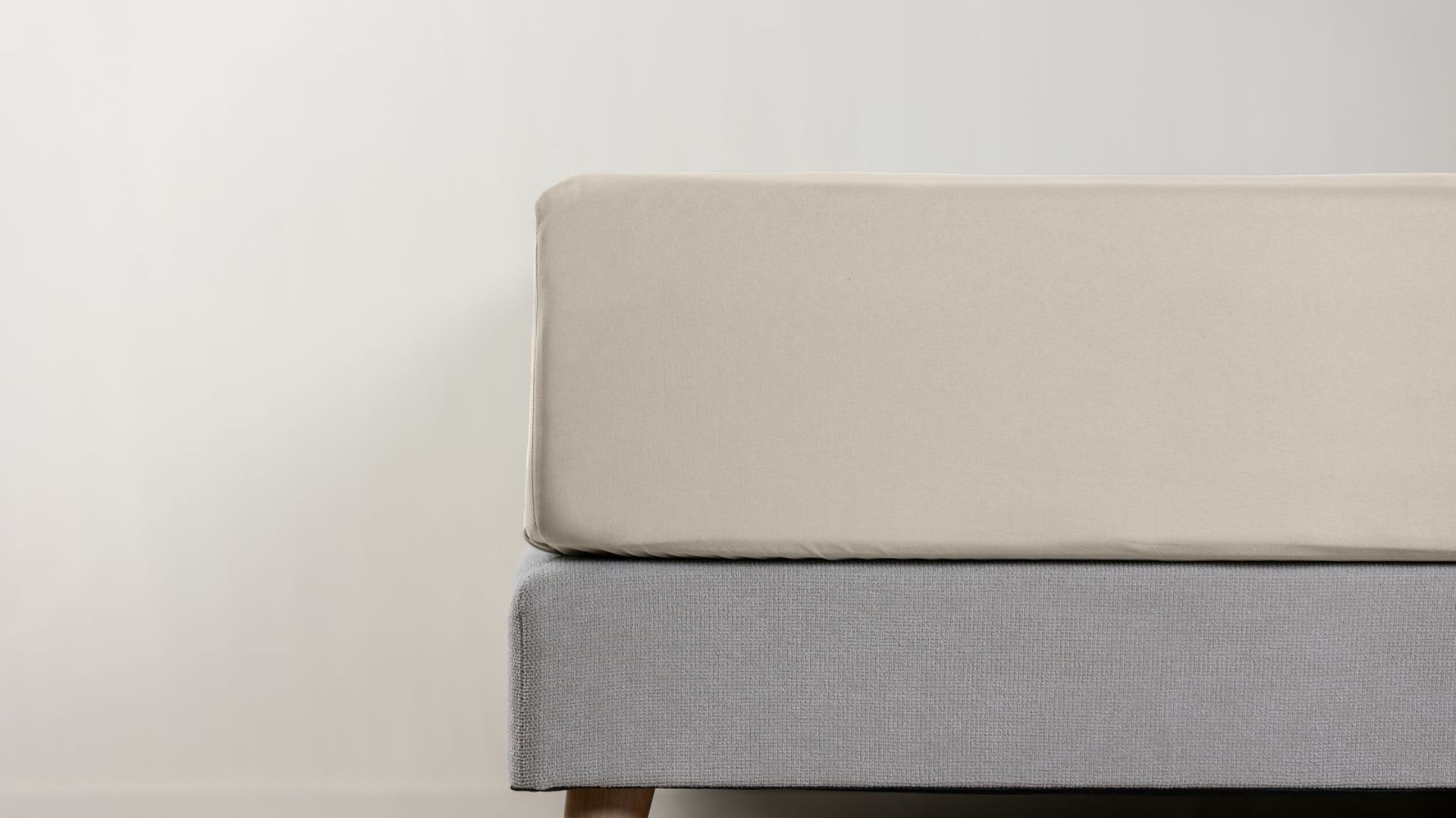 Dettaglio di lenzuolo con angoli beige