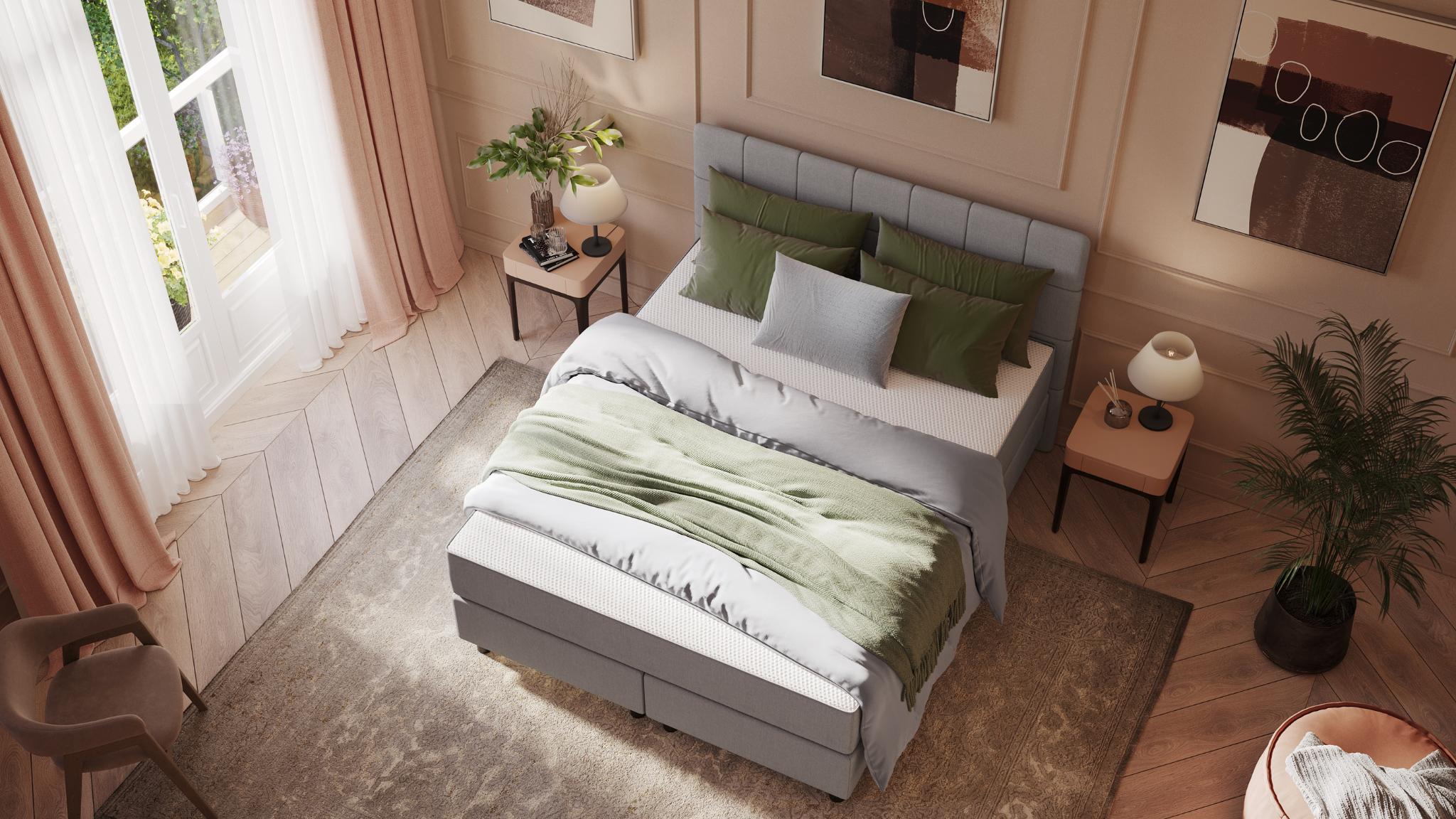 Smaakvol ingerichte slaapkamer met een centraal geplaatste Emma Deluxe Boxspring in lichtgrijs, voorzien van witte lakens, groene en grijze sierkussens, en een groene plaid. De kamer heeft zachte verlichting, moderne kunst aan de muur, en natuurlijke accenten zoals planten en houten vloer in visgraatpatroon.