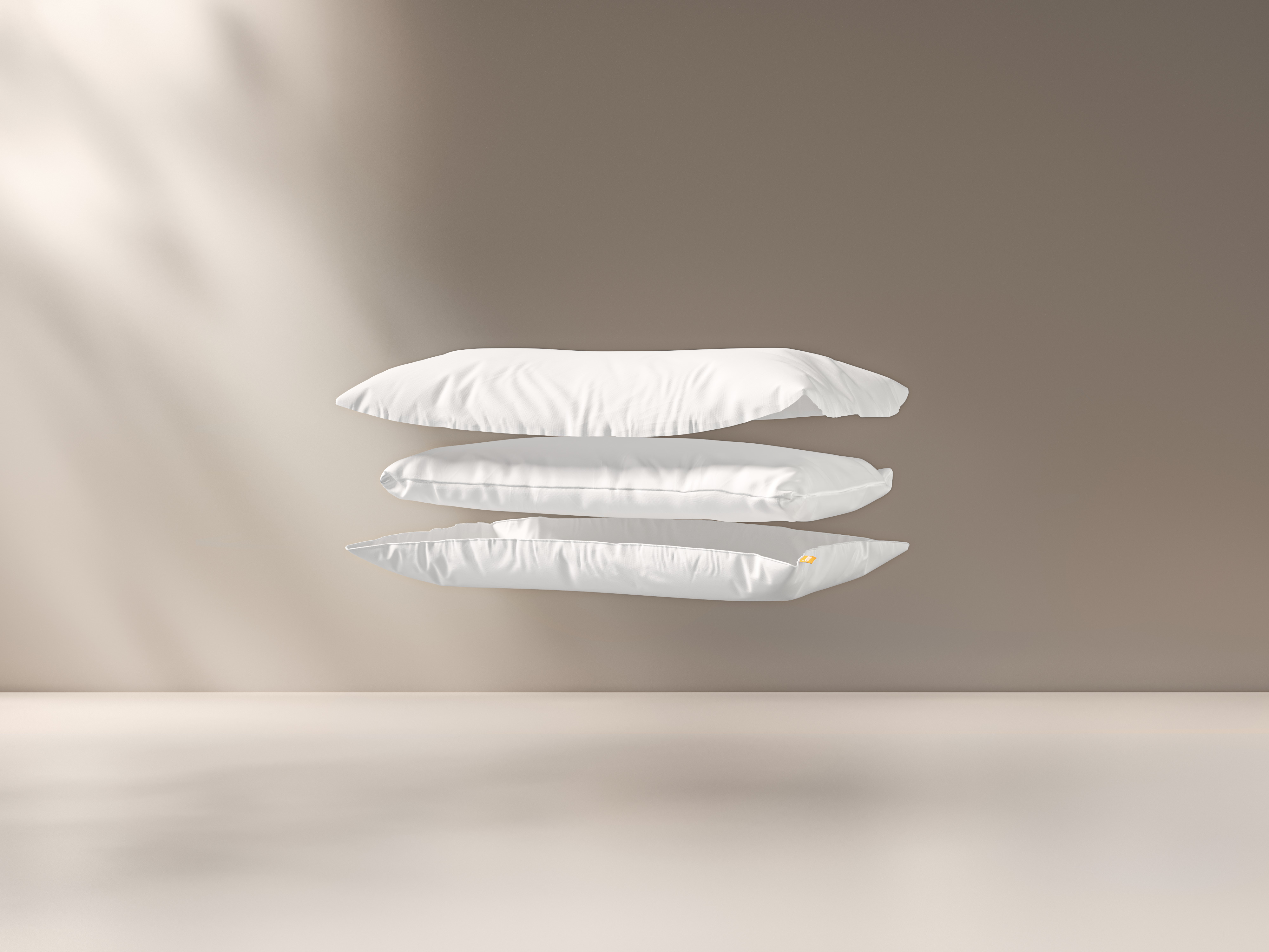 almohada microfibra blanca por capas sobre fondo gris