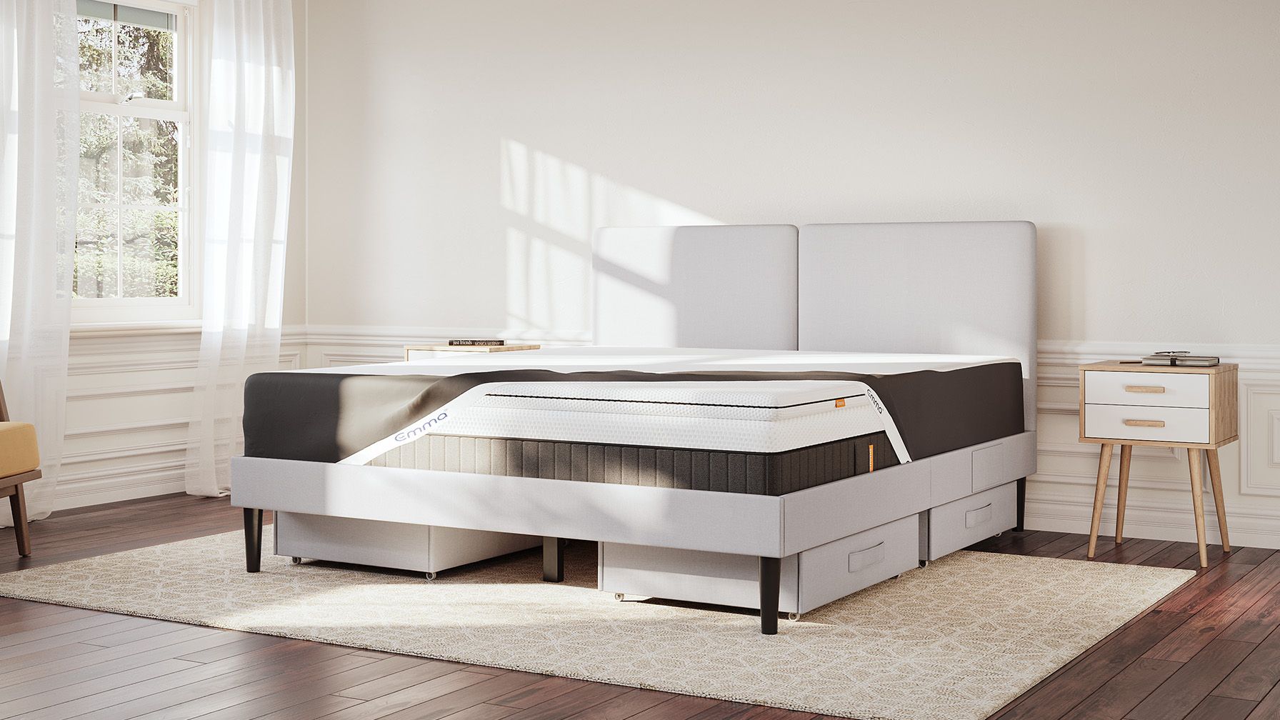 Lit avec rangement en dessous, matelas recouvert d’une housse de matelas imperméable.