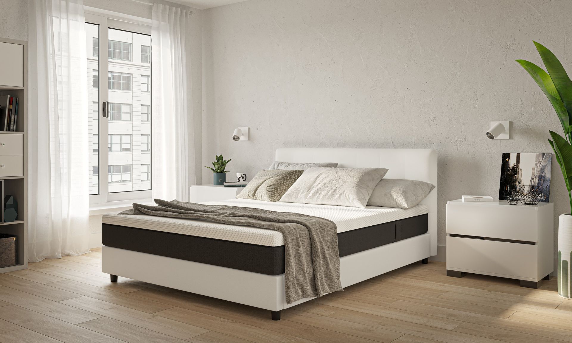 Camera minimalista con letto bianco, comodino, lampade da lettura e grande finestra con tende bianche