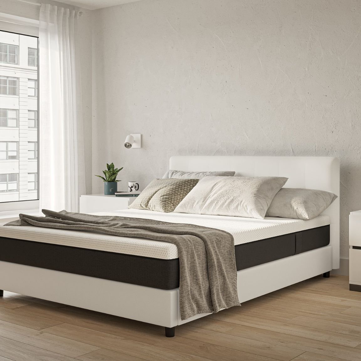 Camera minimalista con letto bianco, comodino, lampade da lettura e grande finestra con tende bianche