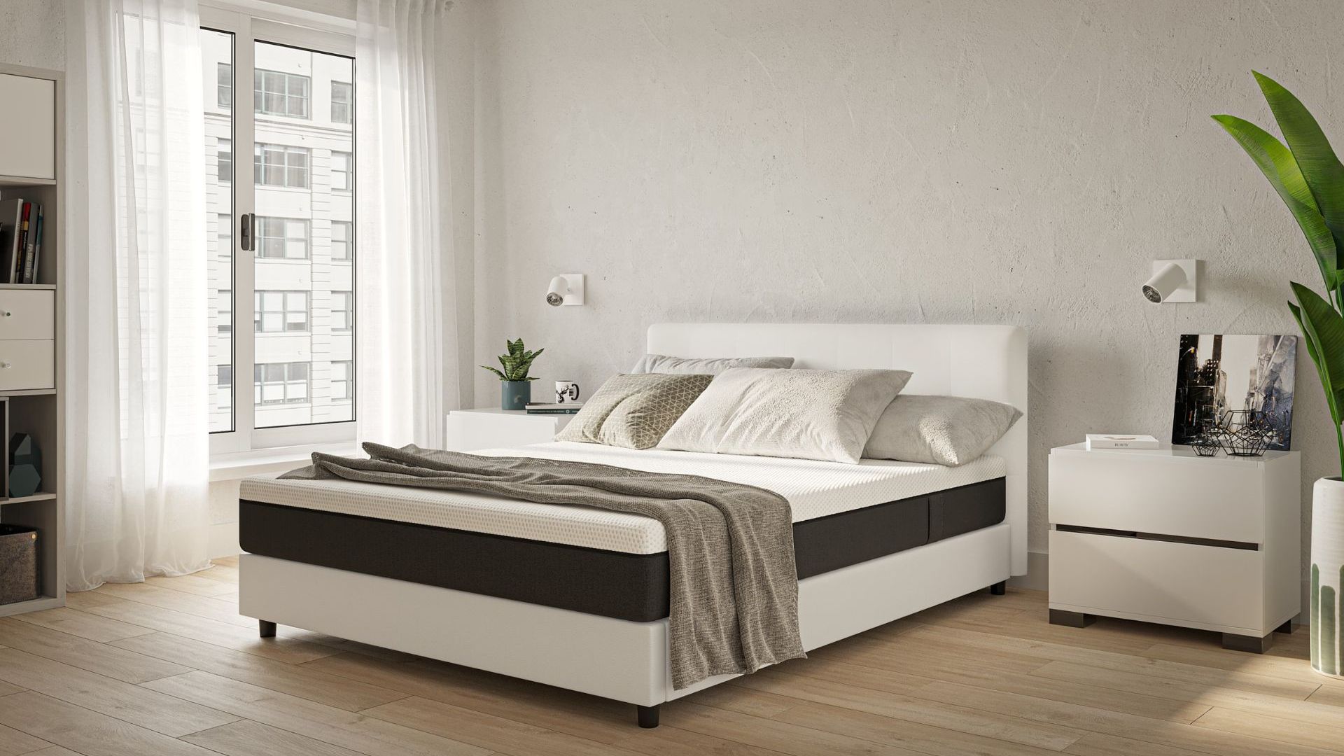 Camera minimalista con letto bianco, comodino, lampade da lettura e grande finestra con tende bianche