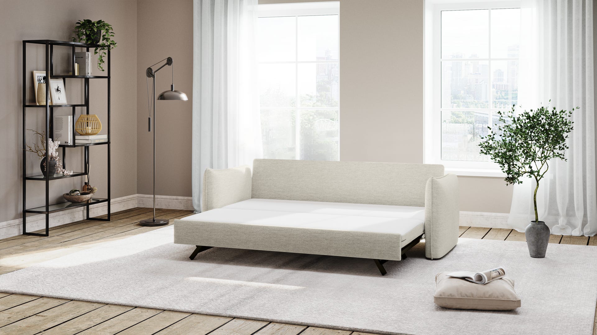 Canapé convertible beige ou blanc cassé déplié en position lit, placé sur un tapis clair dans un salon moderne. À gauche, étagère en métal noir avec livres, plantes et vases, accompagnée d’un lampadaire à trois spots. À droite, grande plante verte. Deux grandes fenêtres avec rideaux blancs laissent entrer la lumière naturelle. Un coussin gris et une couverture pliée sont posés au sol. Ambiance cosy, épurée et contemporaine.