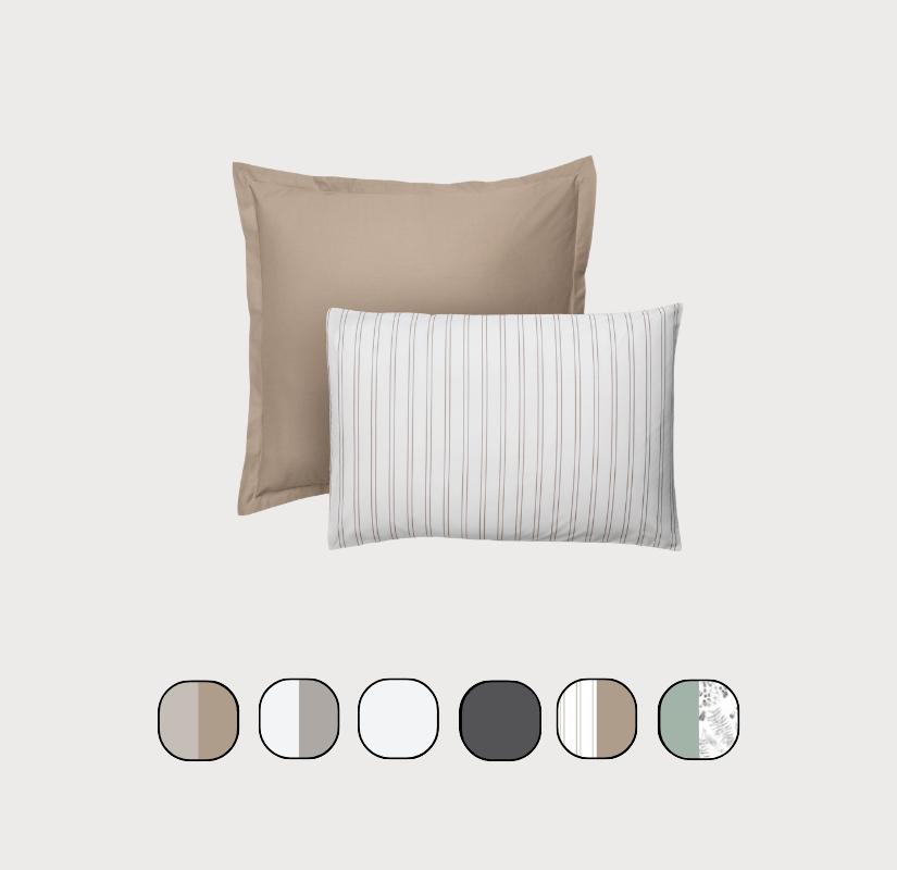 Deux oreillers avec leurs taies et échantillon de couleurs.