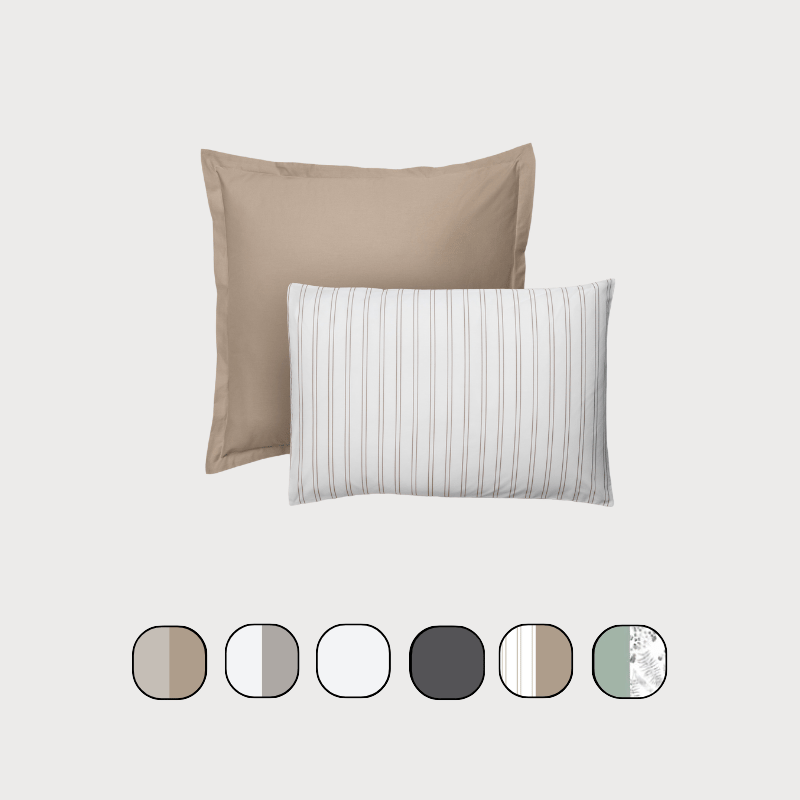 Deux oreillers avec leurs taies et échantillon de couleurs.