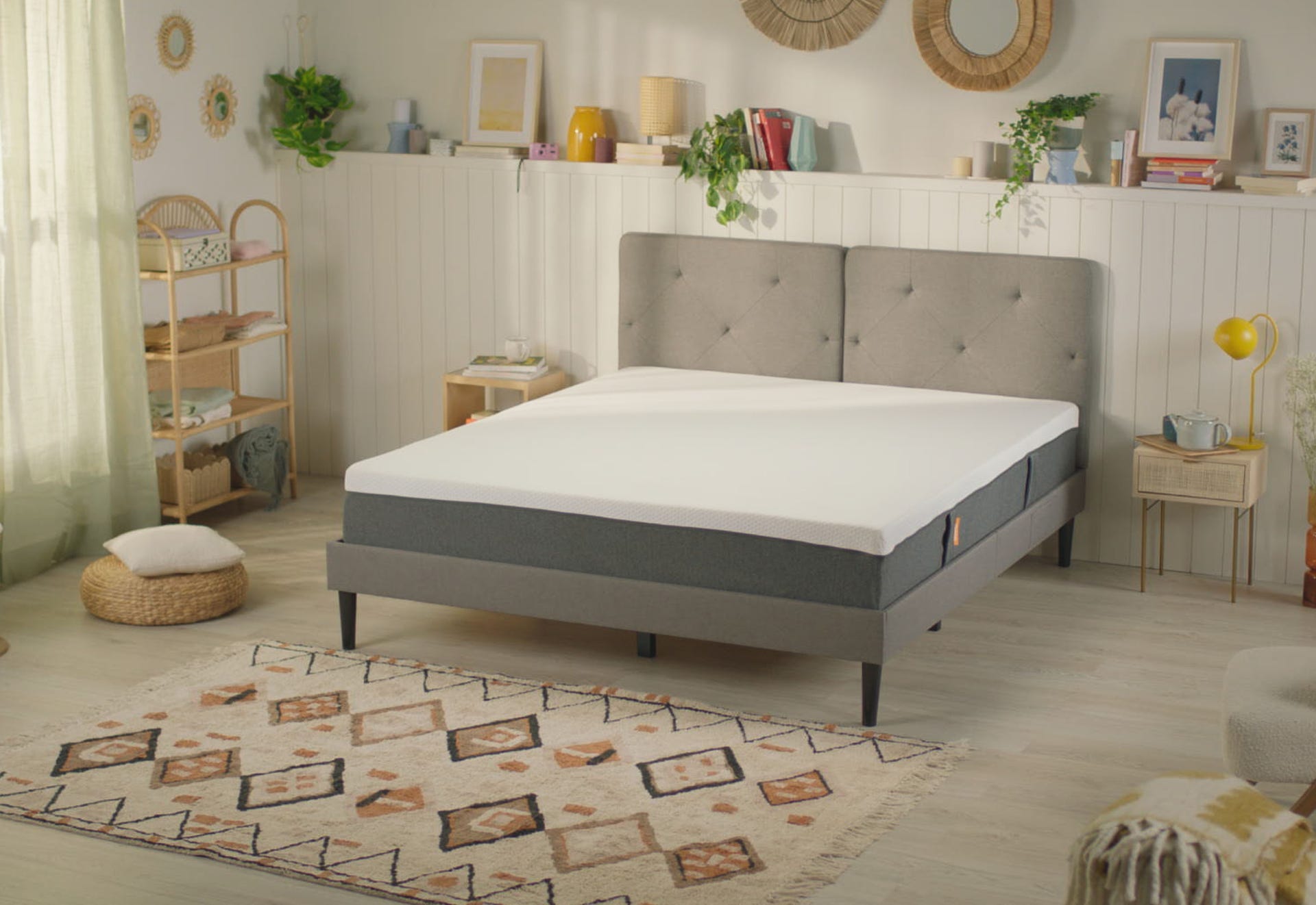 chambre décorée mettant en valeur le lit avec matelas
