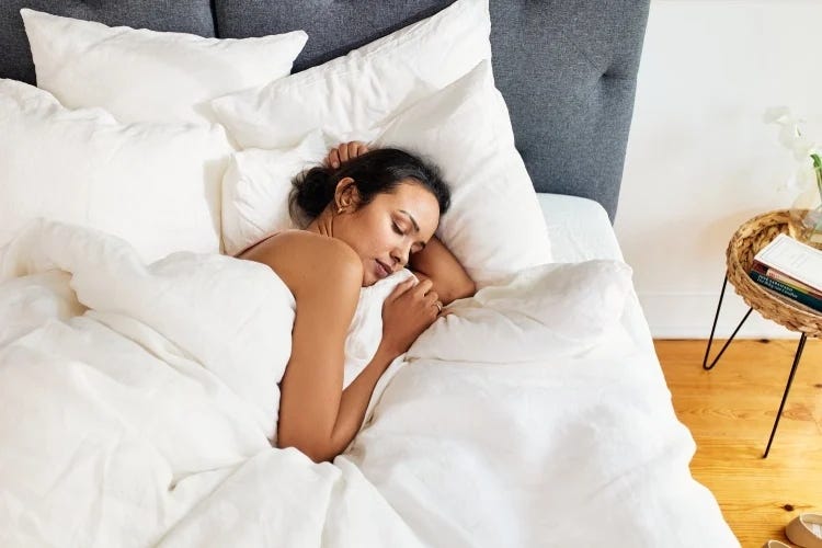 donna dorme con lenzuola emma in percalle
