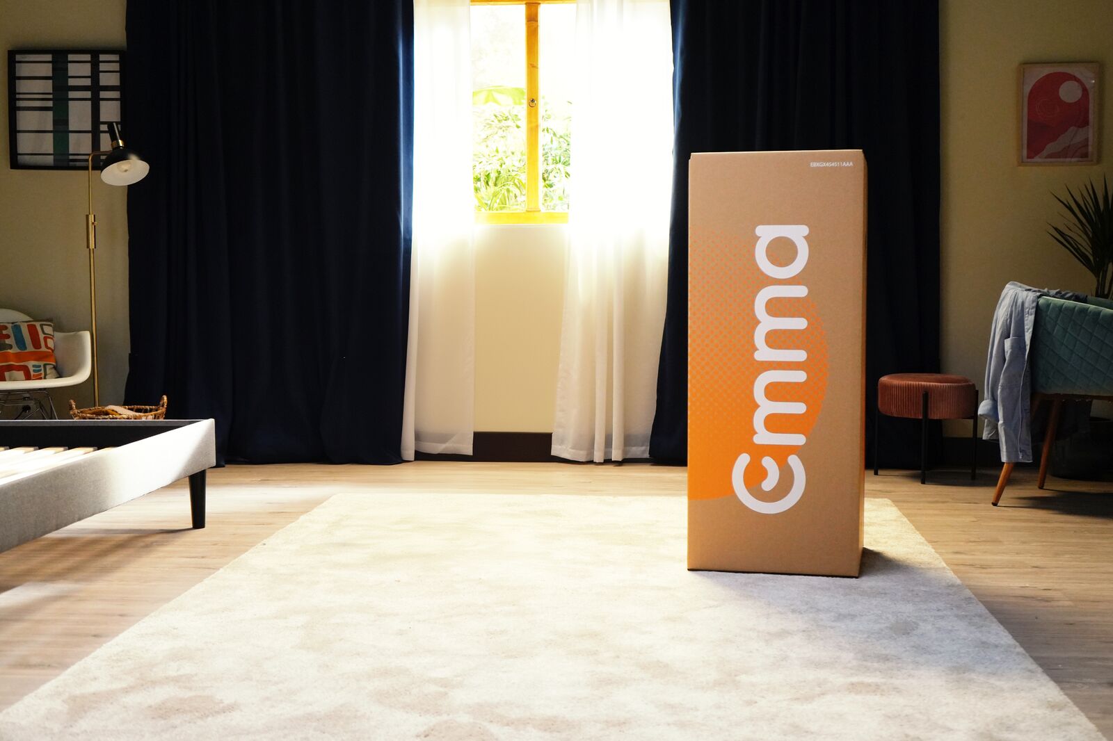 Emma-Matratzenbox steht geöffnet in hellem Schlafzimmer mit Tageslicht