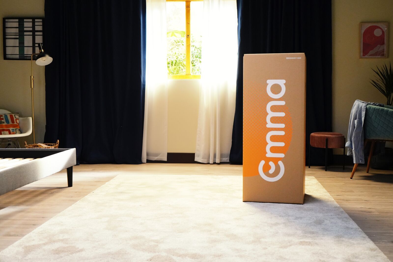 Emma-Matratzenbox steht geöffnet in hellem Schlafzimmer mit Tageslicht